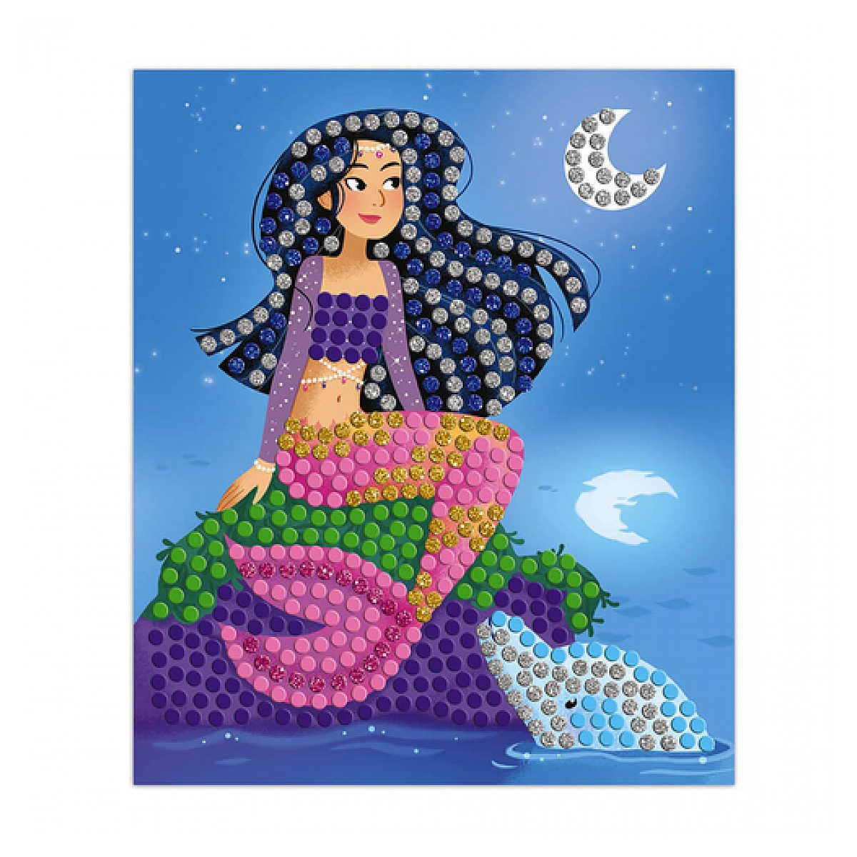 Eine glitzernde Mosaik-Meerjungfrau sitzt auf einem Felsen unter einem Halbmond, neben einem Delfin im Wasser.
