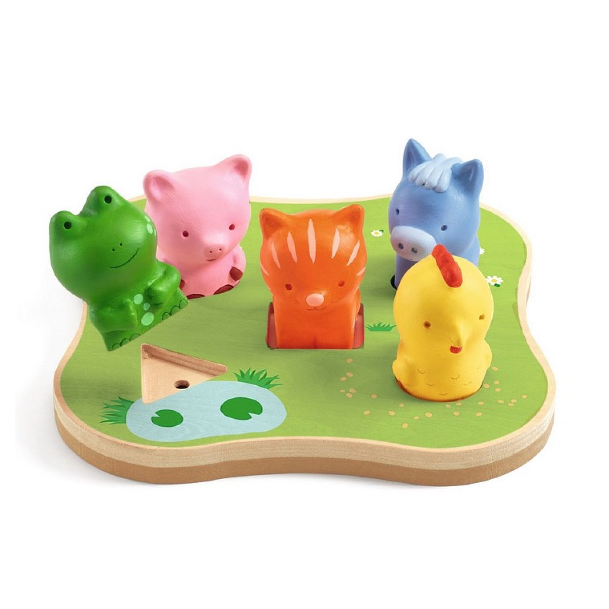 Bunte Holztierfiguren auf einer grünen Holzplatte mit aufgemaltem Teich.
