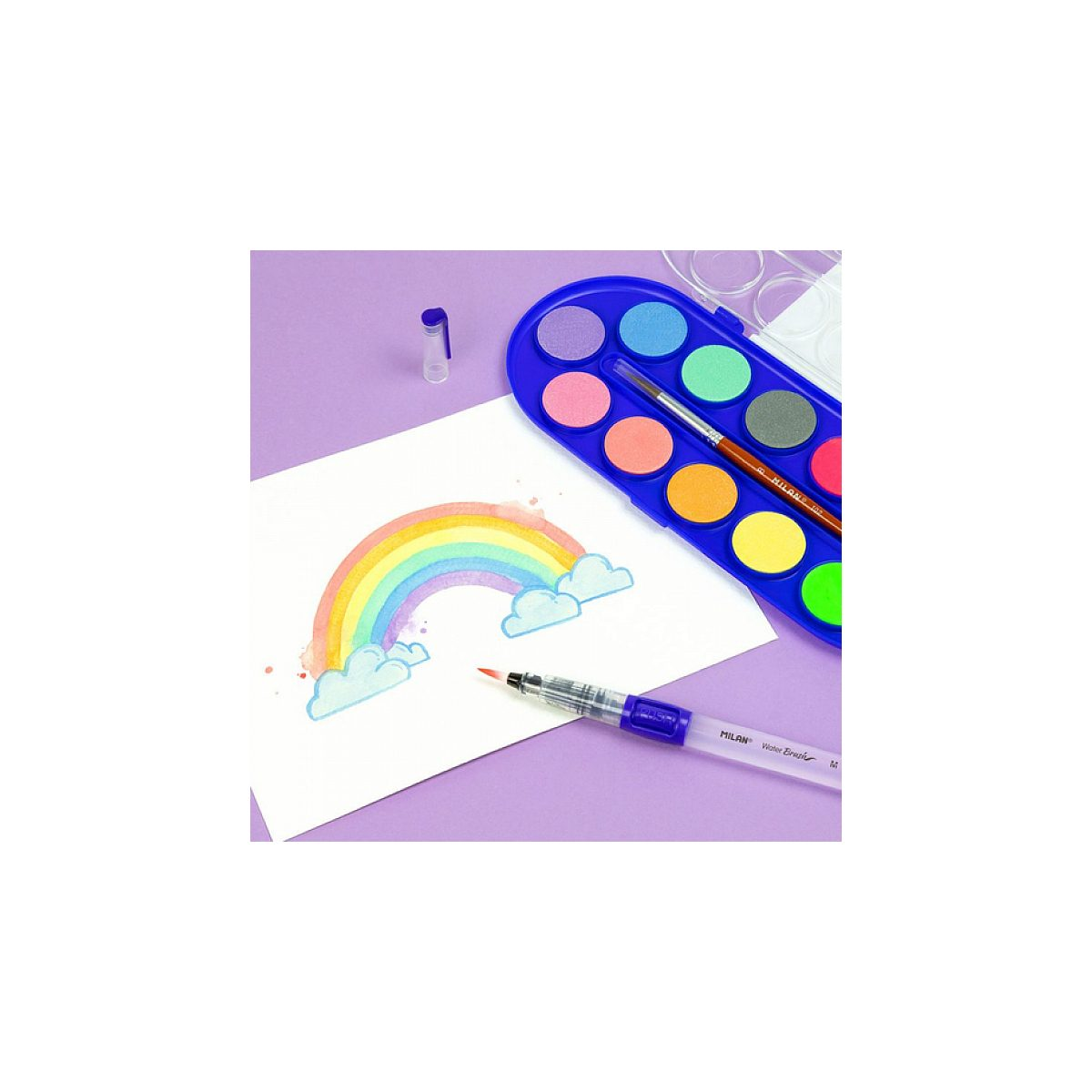 Aquarellfarben, Pinsel und ein Bild mit einem Regenbogen auf lila Untergrund.