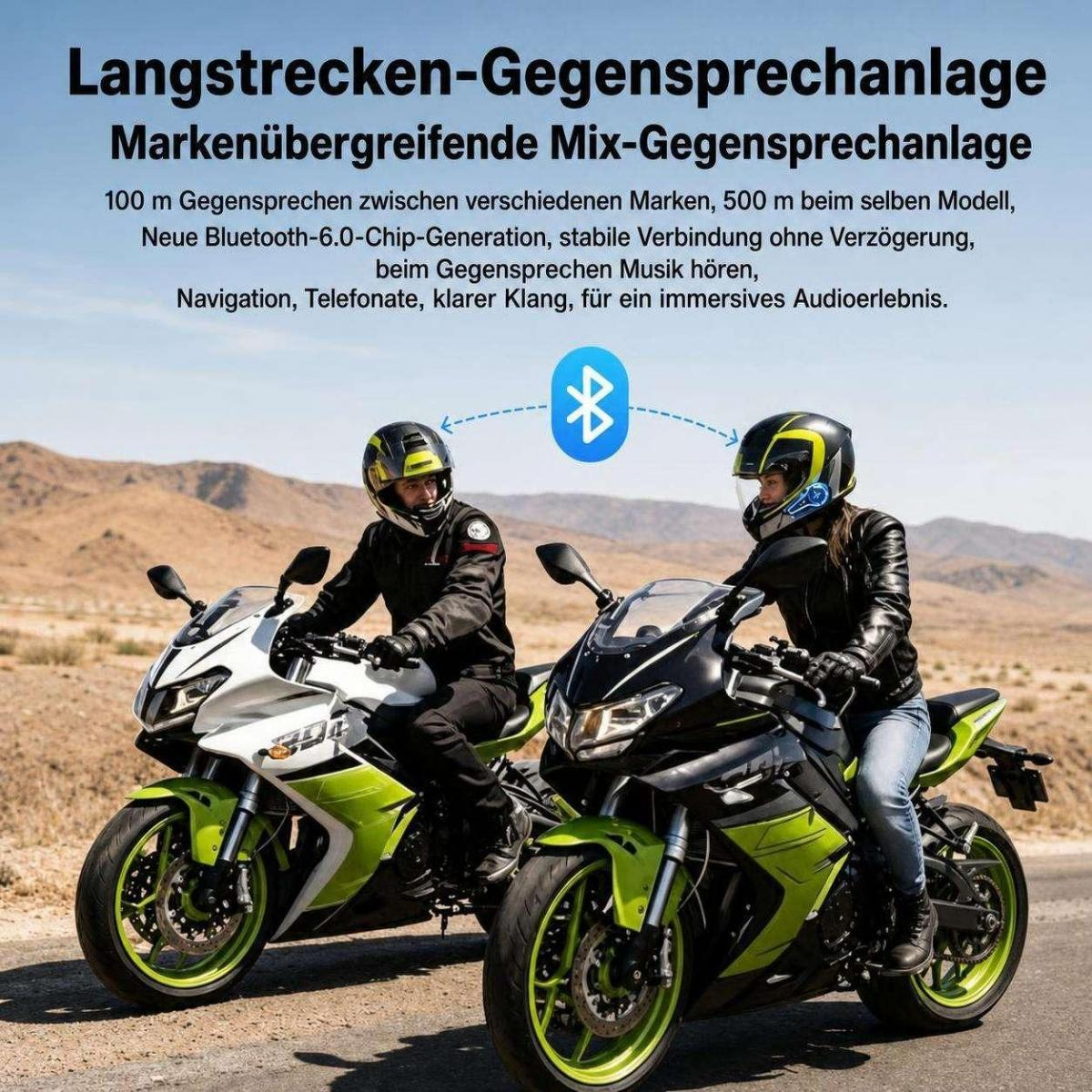 Zwei Motorradfahrer mit Bluetooth-Helmen auf sportlichen Motorrädern auf einer Landstraße mit Bergen im Hintergrund.