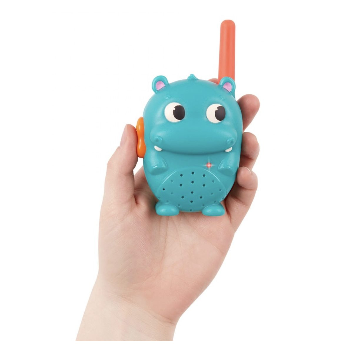 Eine Hand hält ein blaues Nilpferd-Walkie-Talkie mit Oranger Antenne vor weißem Hintergrund.