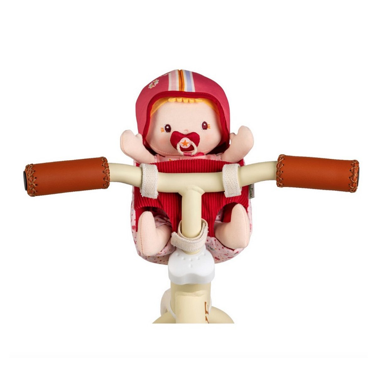 Eine Stoffpuppe mit roter Kapuze und Schnuller sitzt in einem Kindersitz am Fahrradlenker.