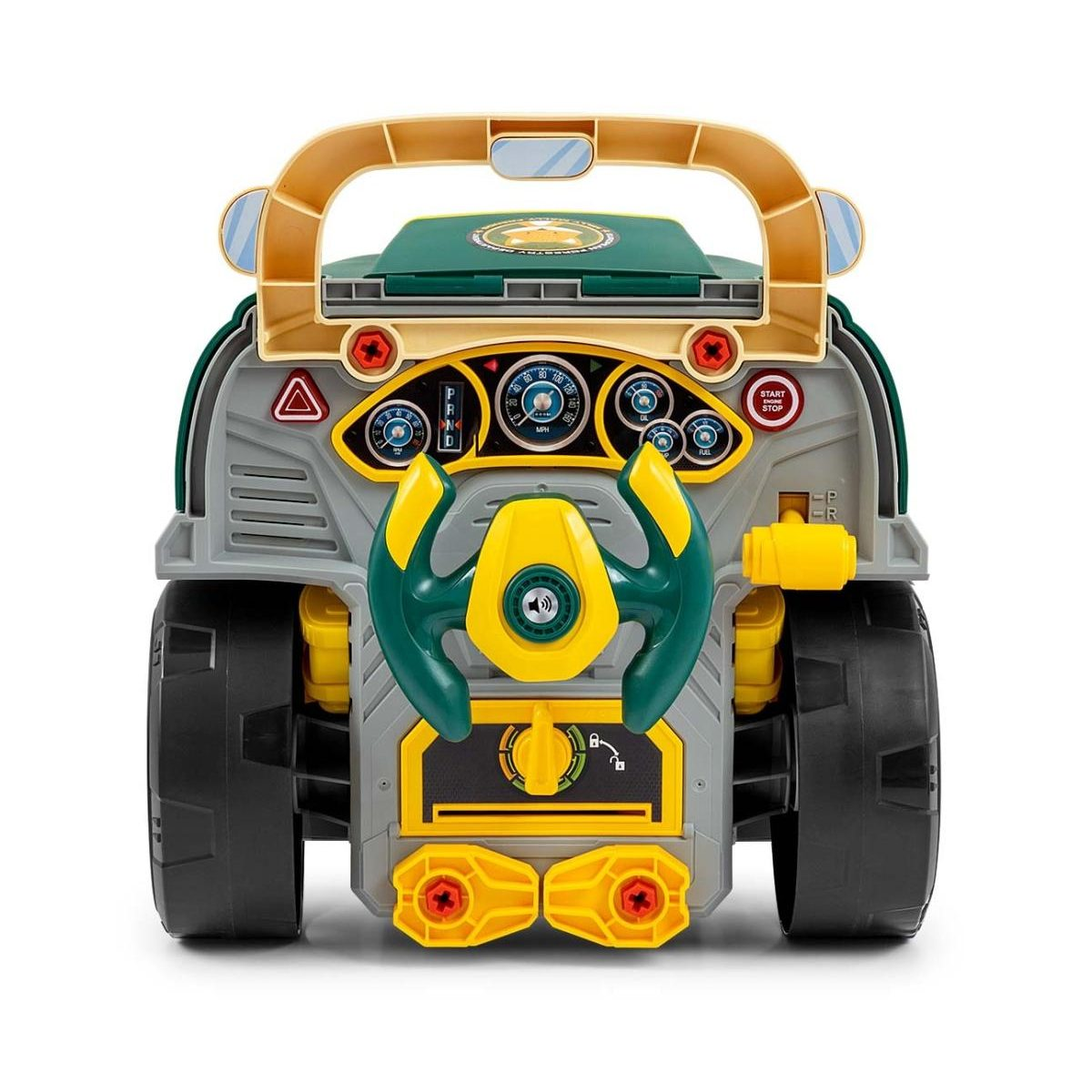 Ein Spielzeugauto-Armaturenbrett in Grün, Gelb und Grau mit Lenkrad, Anzeigen und Gangschaltung vor weißem Hintergrund.