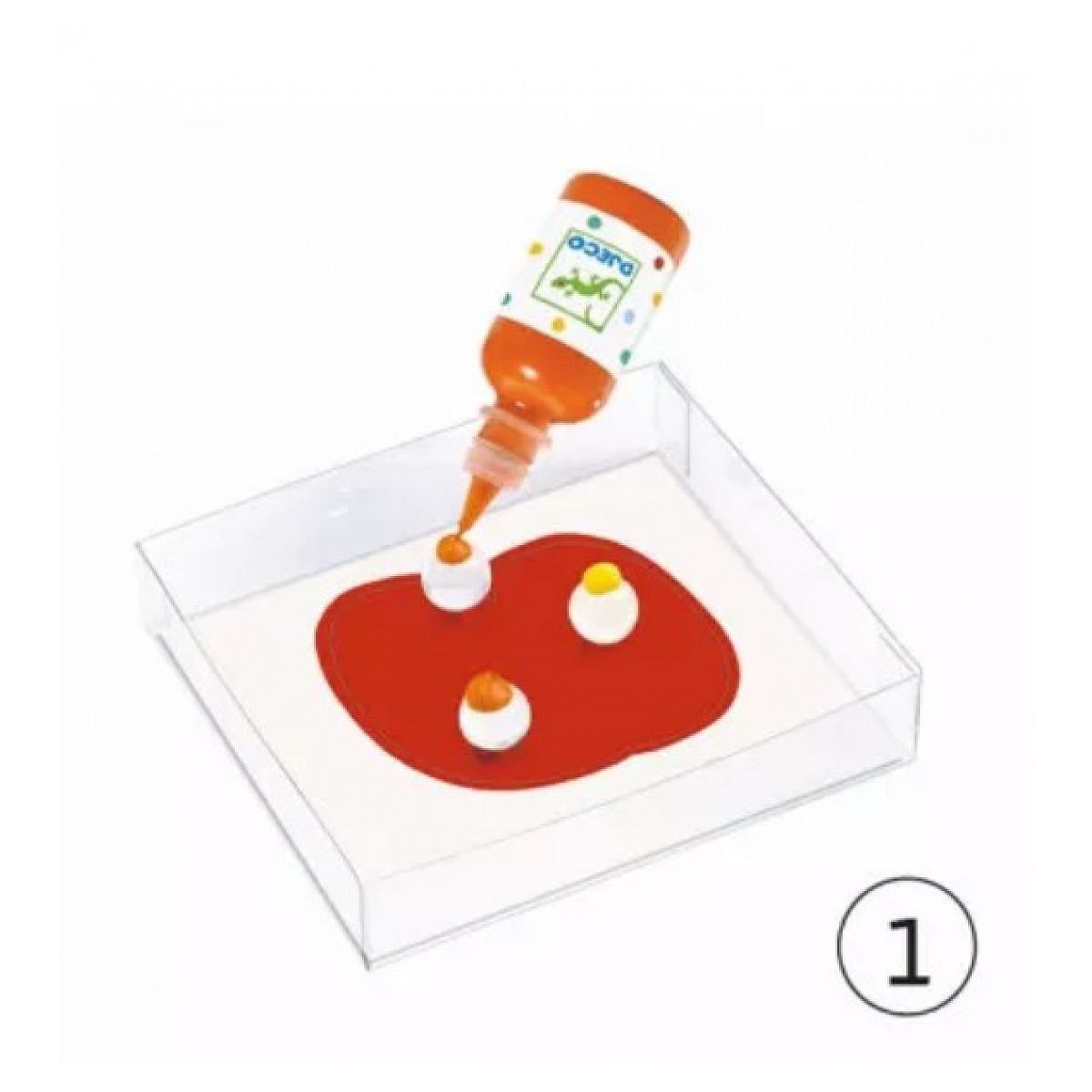 Eine orangefarbene Flasche tropft Farbe auf Perlen in einer transparenten Schale mit rotem Hintergrund.