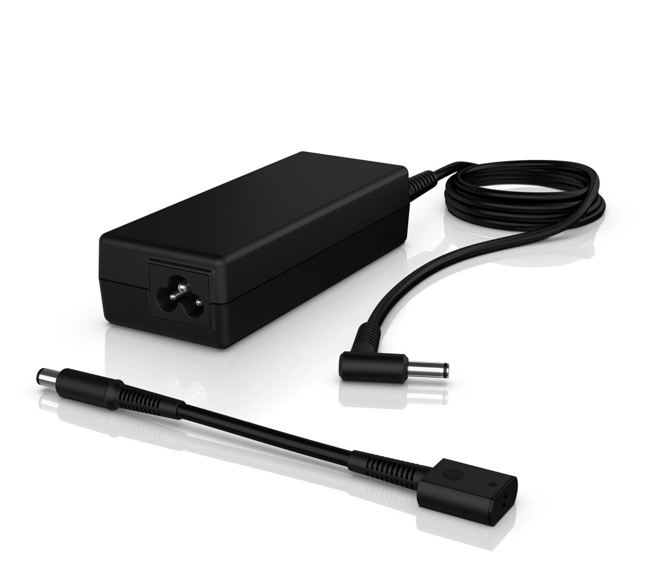 Schwarzes Laptop-Netzteil mit Kabel und separatem Adapter auf weißem Hintergrund.