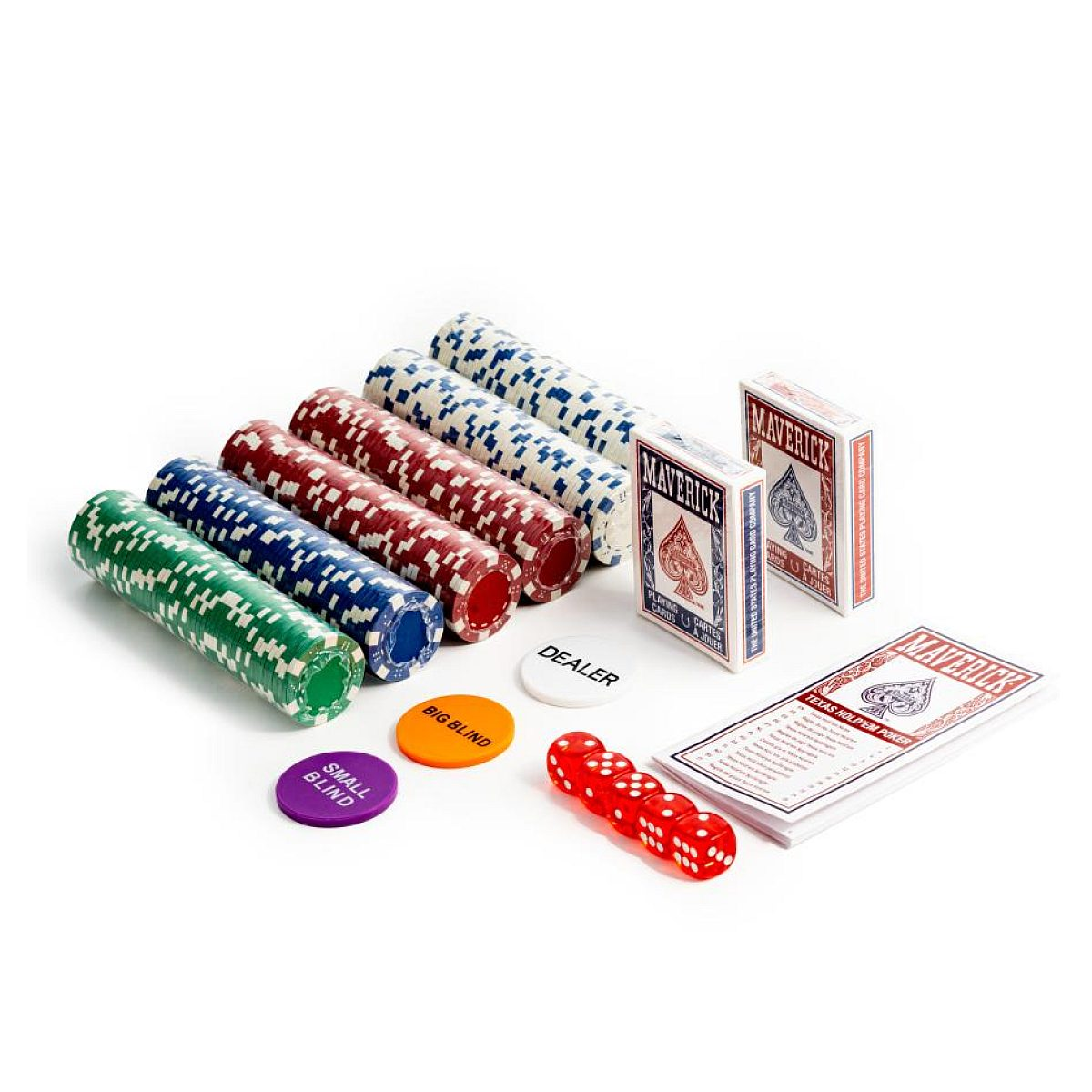 Pokerset mit grünen, blauen, roten, weißen Chips, Würfeln, Dealer-Button, Blinds und Maverick-Spielkarten auf weißem Grund.
