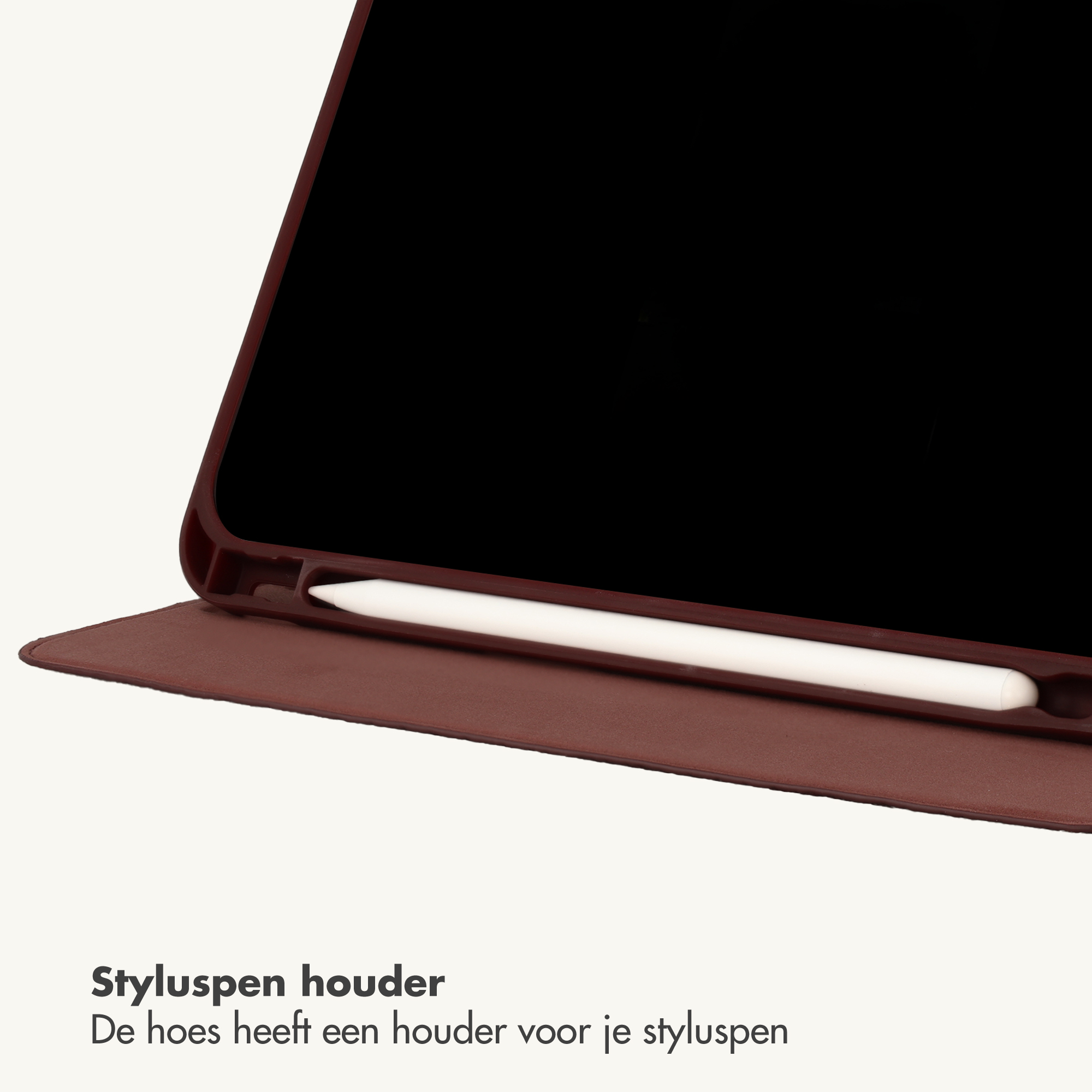 Een tablet in een bruine hoes met geïntegreerde pennenhouder en witte stylus.