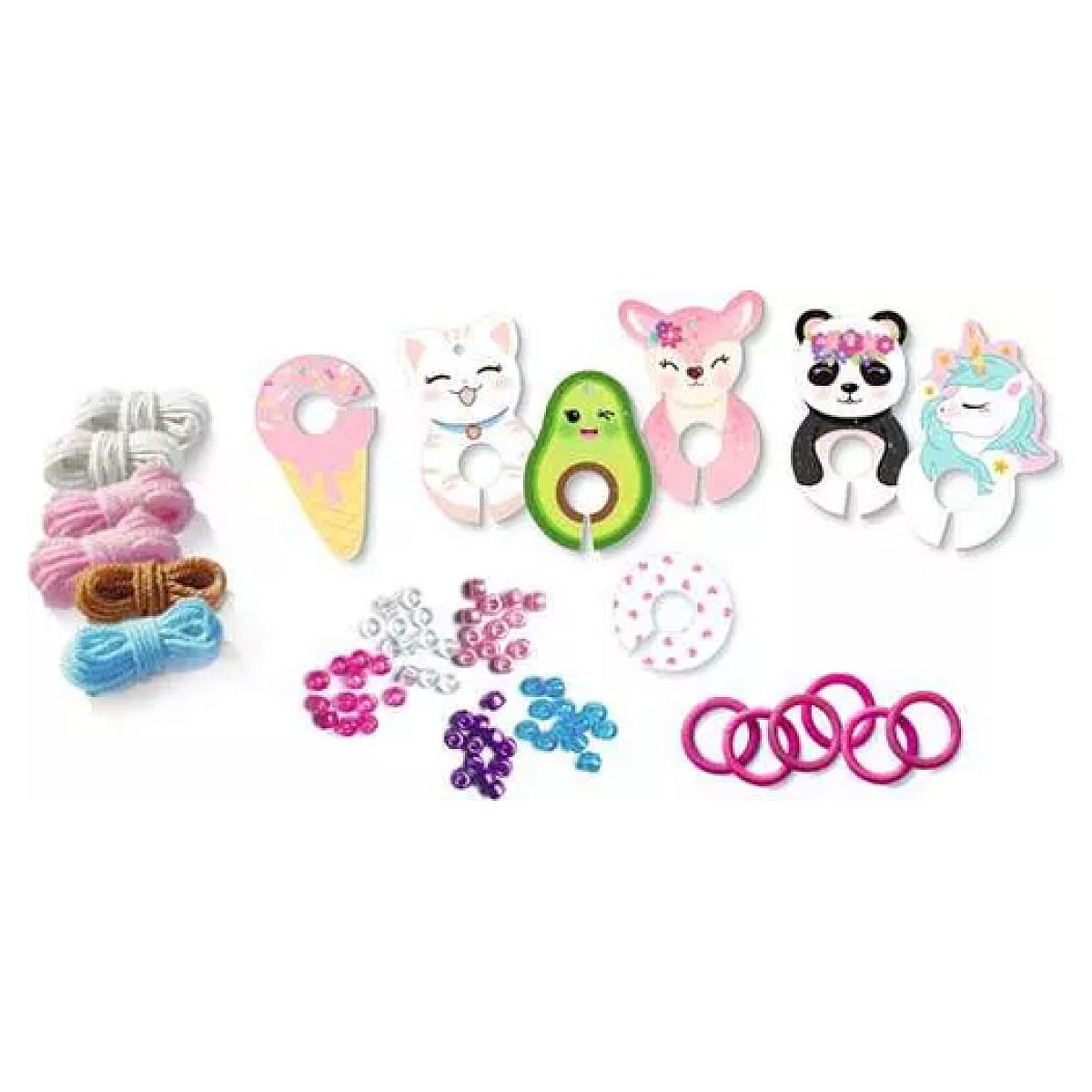 Ein Bastelset mit Garn, bunten Perlen und niedlichen Pappfiguren wie Katze, Avocado, Panda und Einhorn auf weißem Grund.
