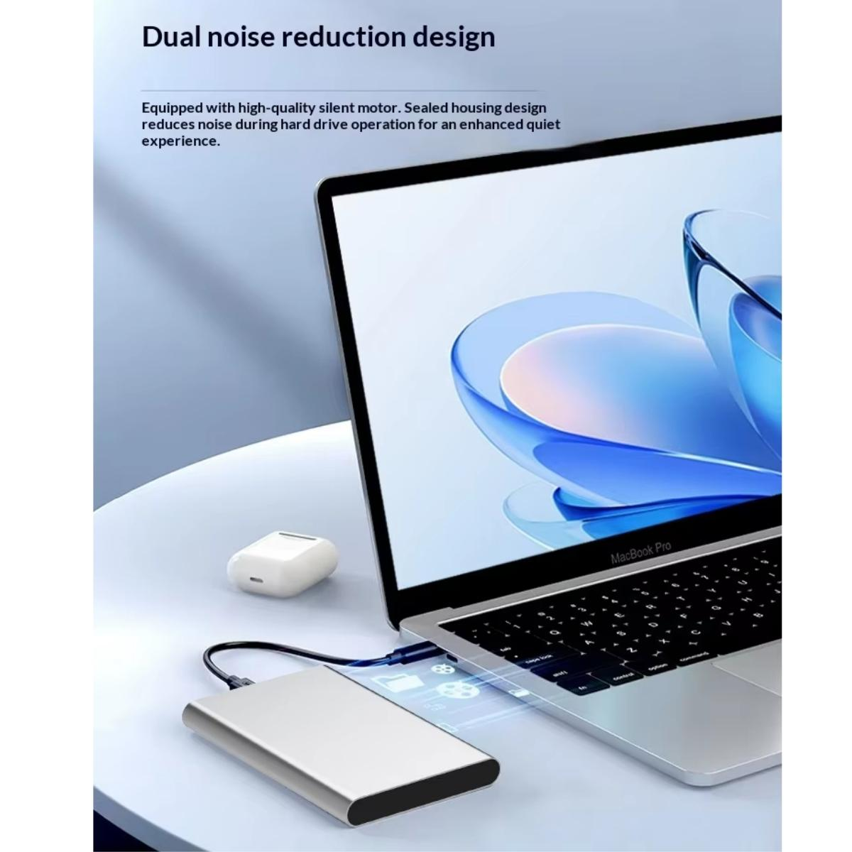 Eine externe Festplatte ist per Kabel an ein MacBook Pro angeschlossen, mit Text zu Rauschunterdrückung.