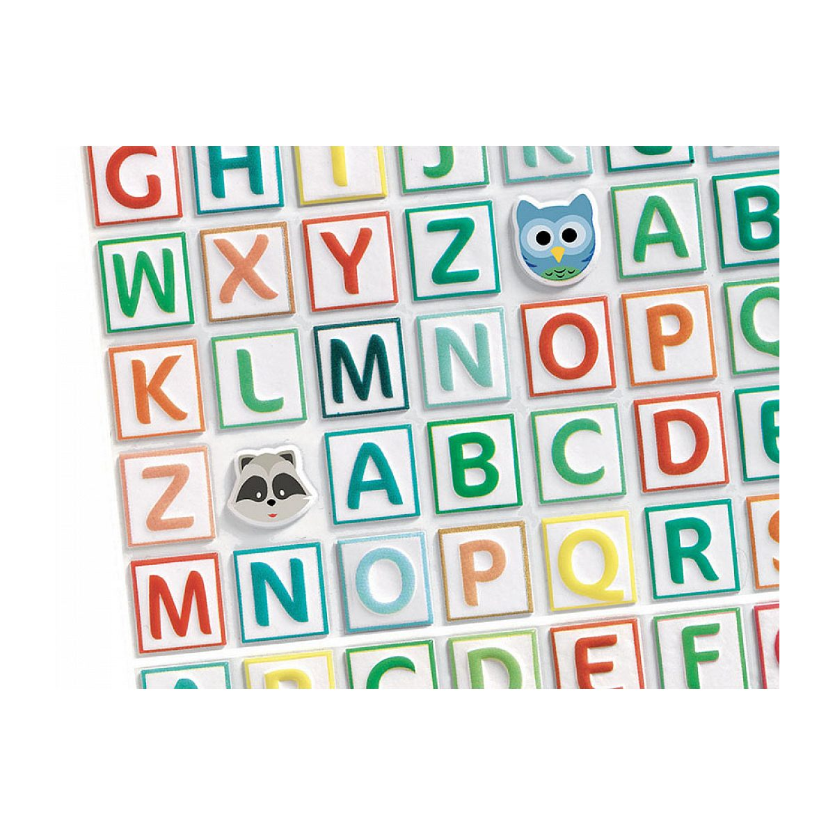 Bunte Buchstaben-Sticker auf weißem Hintergrund mit Eule und Waschbär.