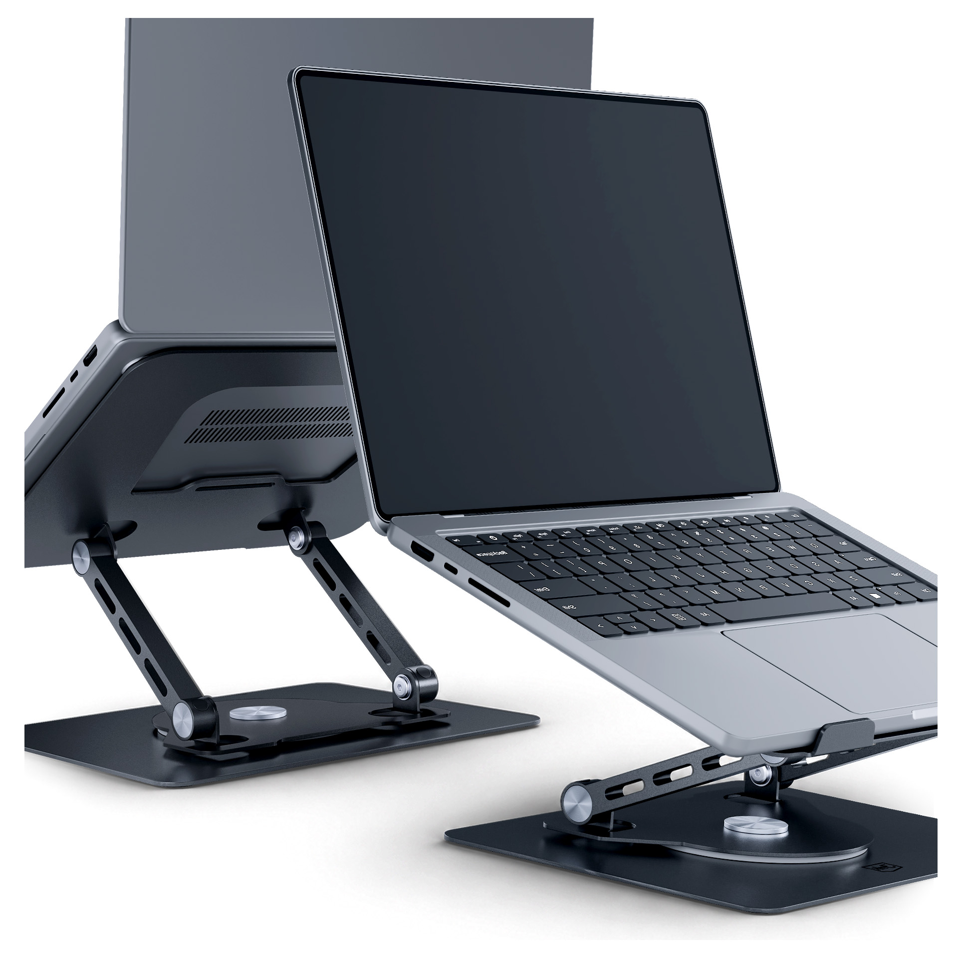 Dwa srebrne laptopy na regulowanych czarnych metalowych stojakach na białym tle.