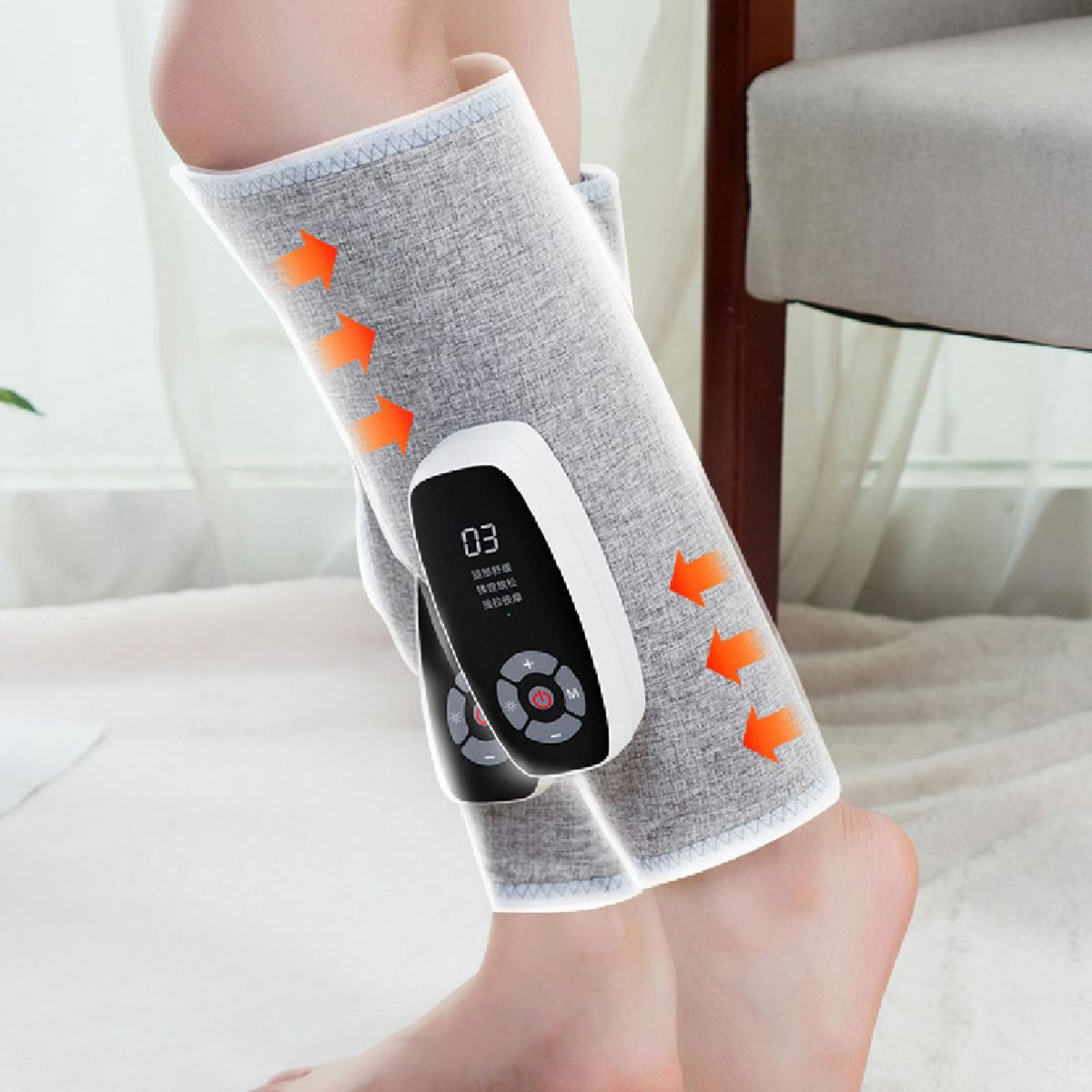 Graue elektrische Beinmassagegeräte sind um die Unterschenkel einer Person gewickelt.