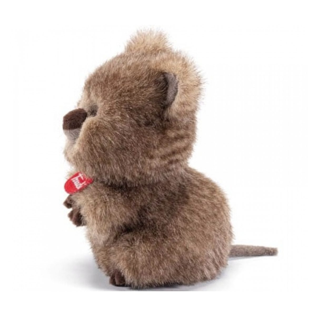 Ein flauschiges braunes Plüschtier sitzt auf weißem Hintergrund und trägt ein rotes Etikett am Hals.