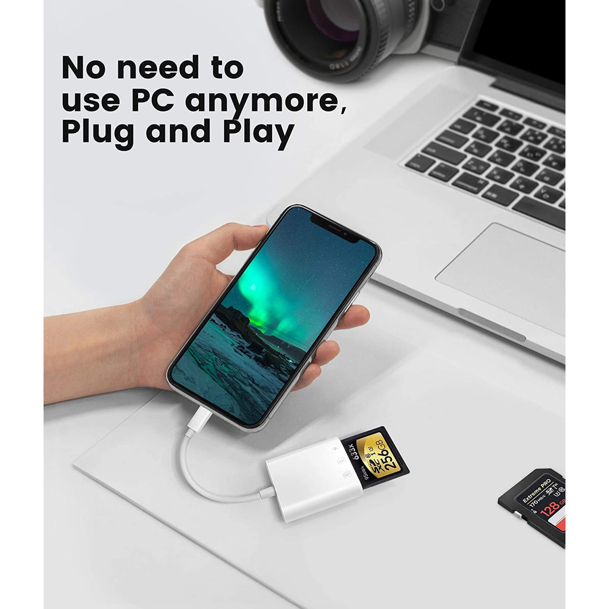 Smartphone mit SD-Kartenleser verbunden, Laptop im Hintergrund.