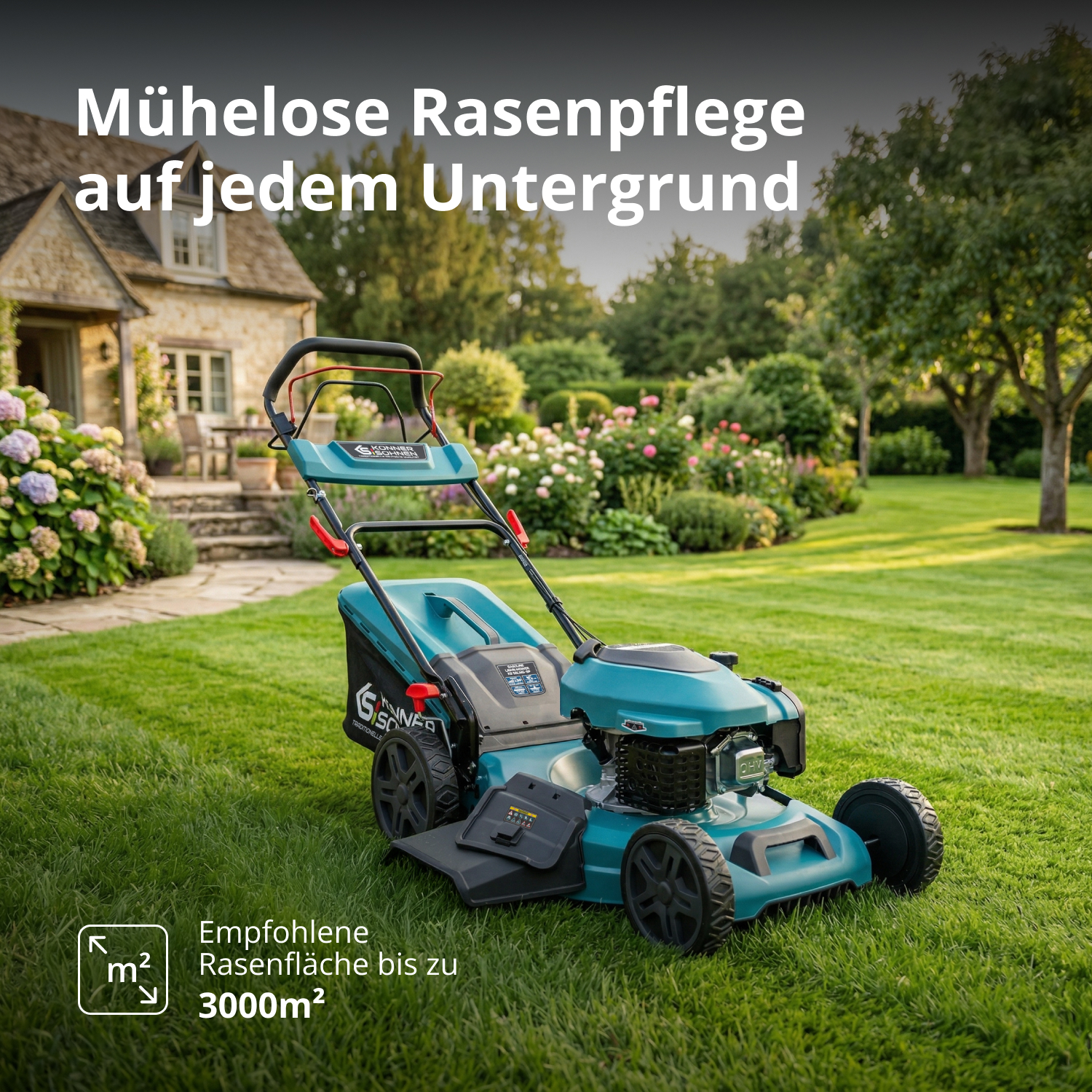 Ein türkisfarbener Rasenmäher auf grünem Gras in einem sonnigen Garten mit einem Haus und Text.