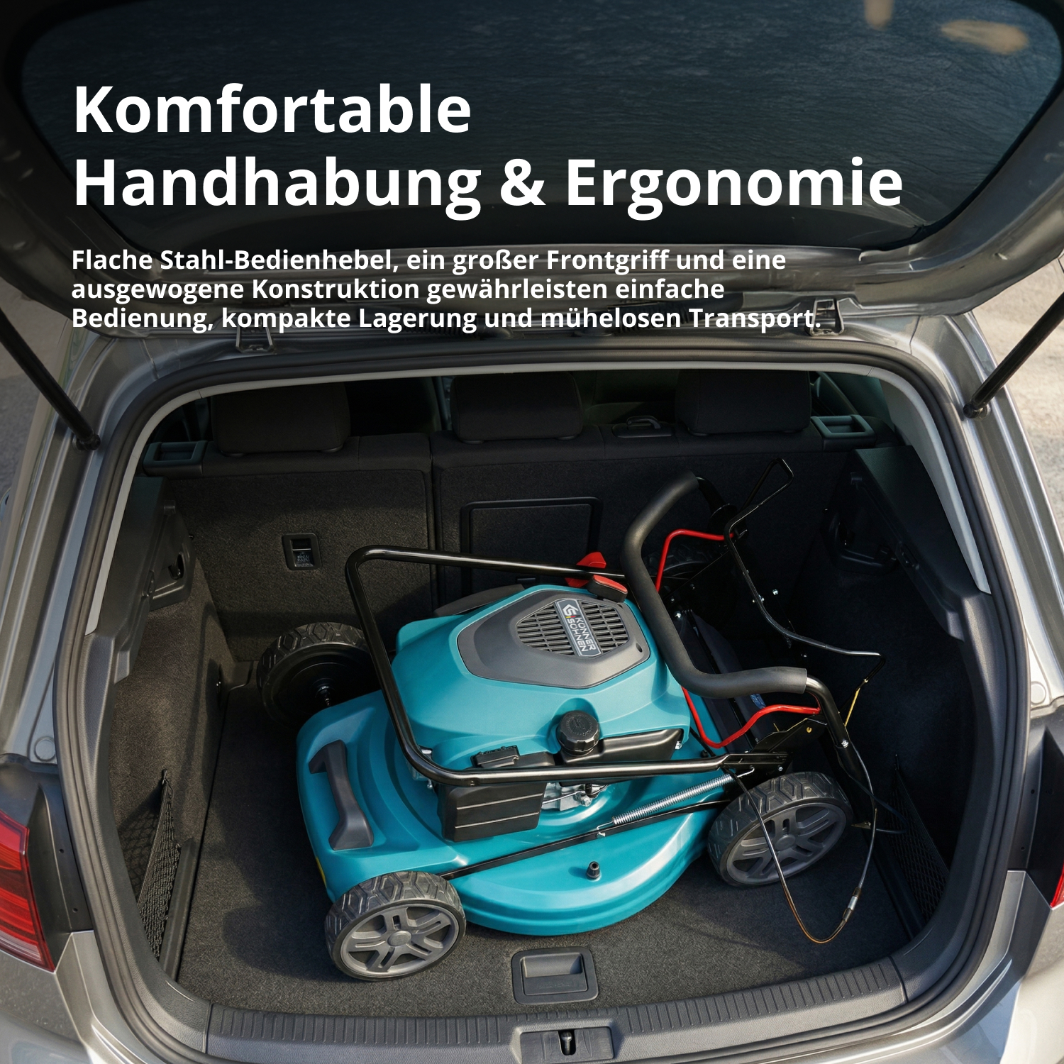 Ein türkisfarbener Rasenmäher, zusammengeklappt im Kofferraum eines Autos, mit Textüberlagerung.