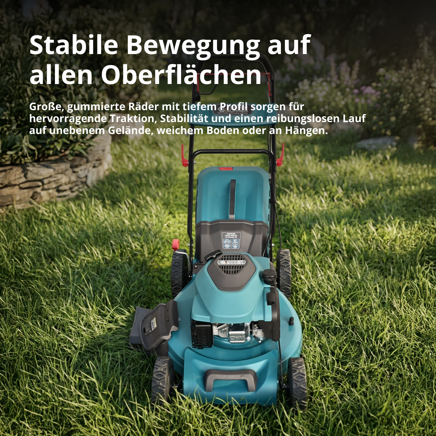 Türkisfarbener Rasenmäher auf grünem Gras mit deutschem Werbetext.