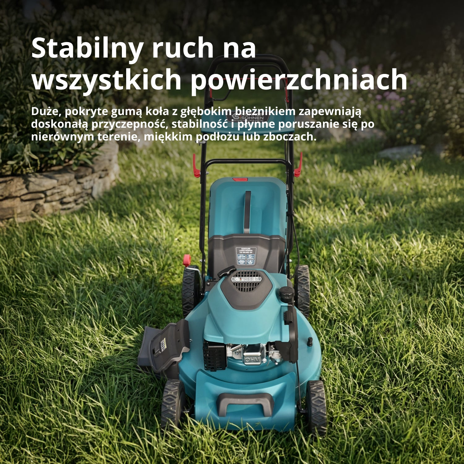 Turkusowa kosiarka na zielonej trawie z polskim tekstem i tłem ogrodu.