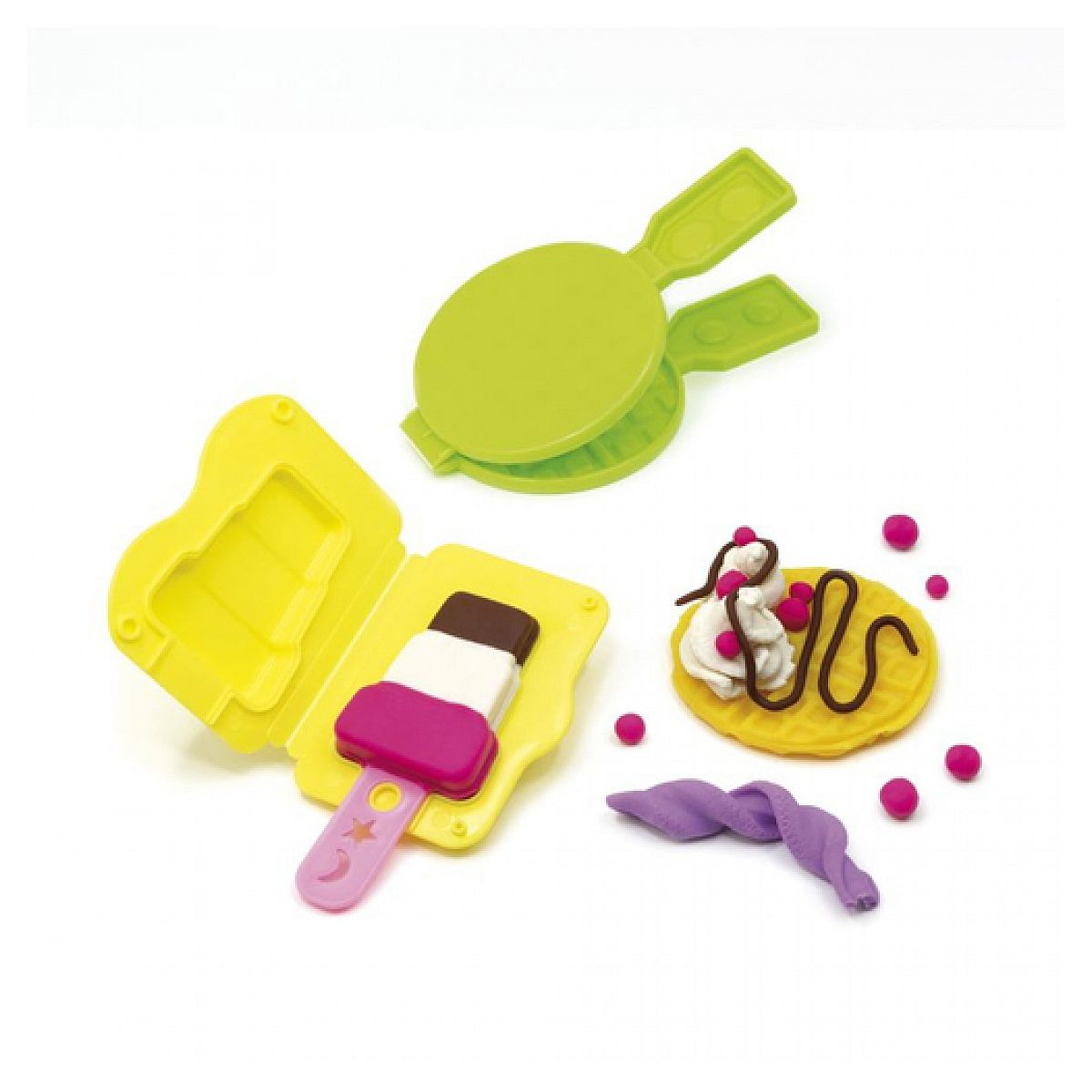 Spielset mit gelber Eismaschine, grünem Waffelpresser, modellierter Waffel mit Topping und rosa Perlen auf weißem Grund.