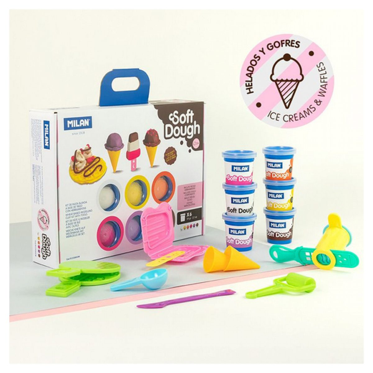 Milan Soft Dough Eisschachtel-Spielset mit Schachtel, Teigdosen, Formen, Werkzeugen und rosa Logo.