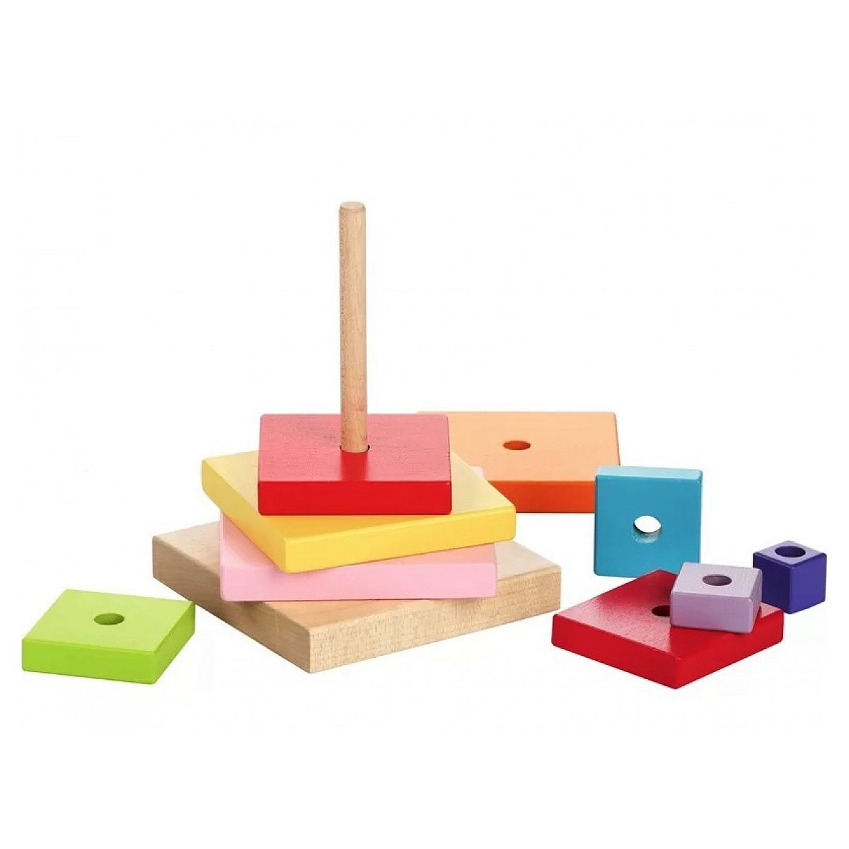 Bunte Holzwürfel mit Löchern auf einem Stab und auf dem Tisch gegen weißen Hintergrund.