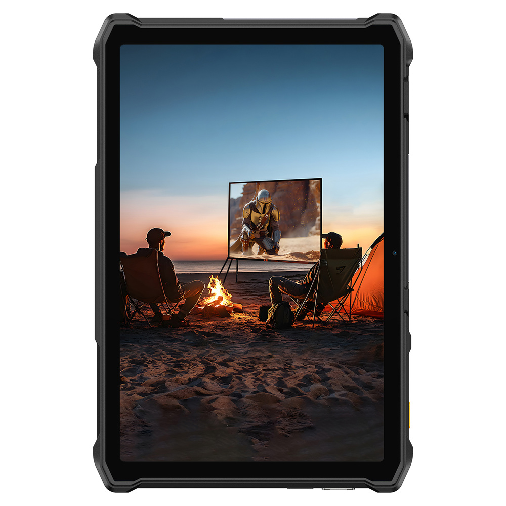 Wytrzymały tablet pokazuje dwie osoby koczujące na plaży o zachodzie słońca przy ognisku i ekranie.