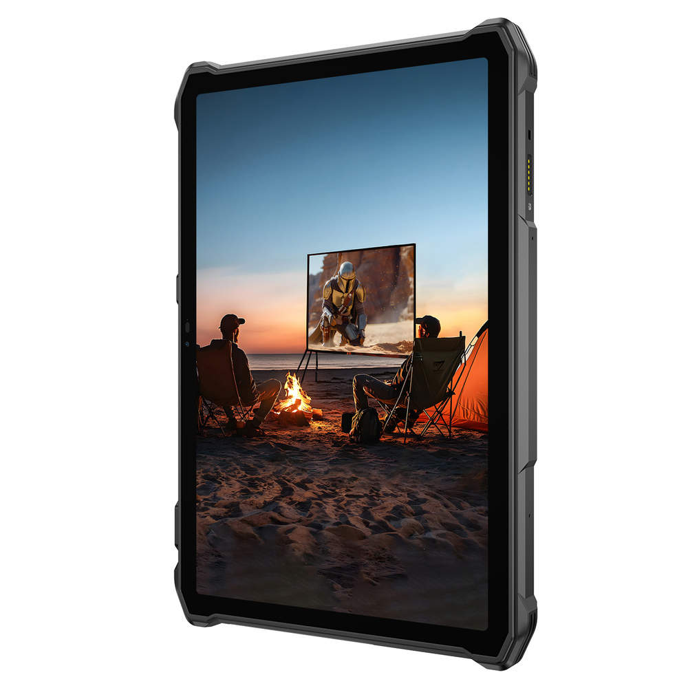 Wytrzymały tablet przedstawia dwie osoby oglądające film przy ognisku na plaży o zachodzie słońca.