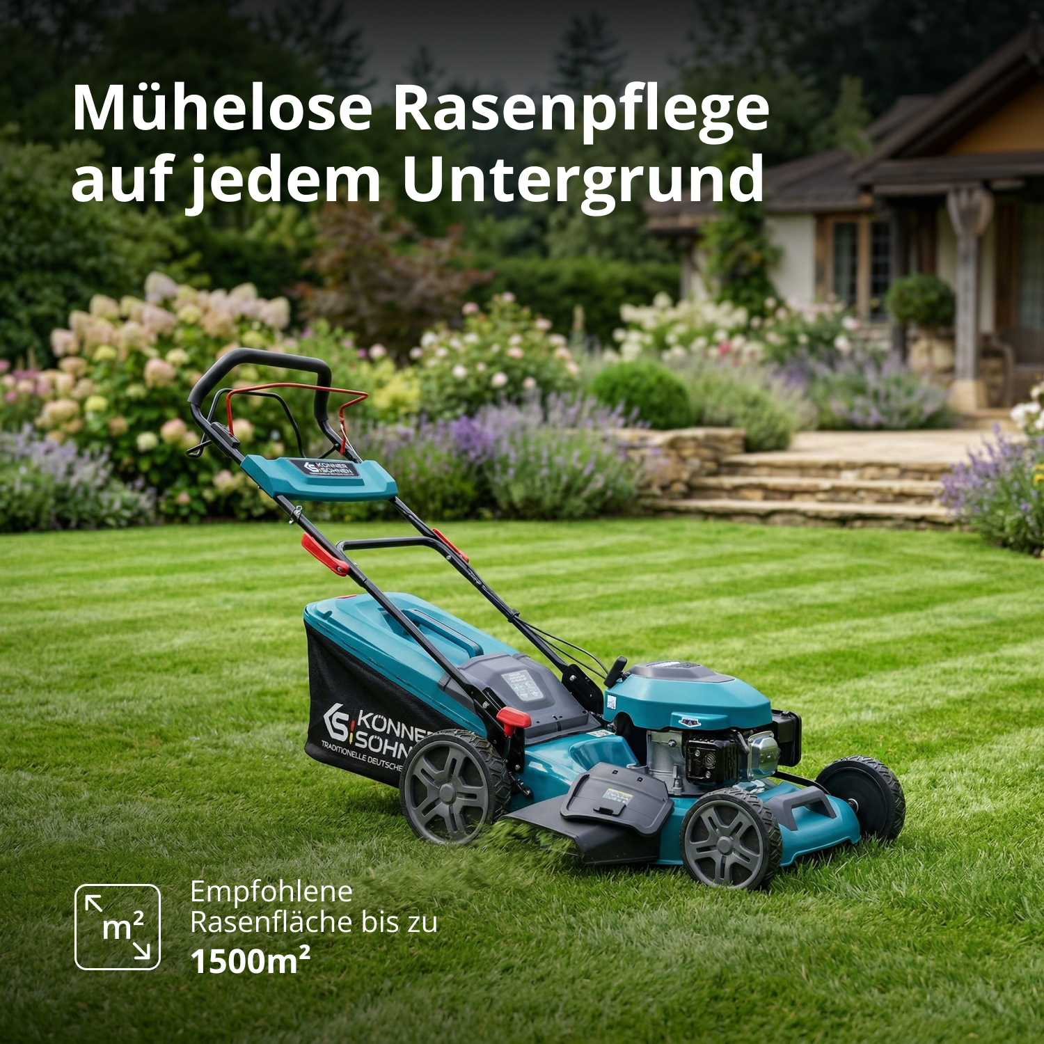 Ein türkisfarbener Rasenmäher auf einem grünen Rasen vor einem Gartenhaus.