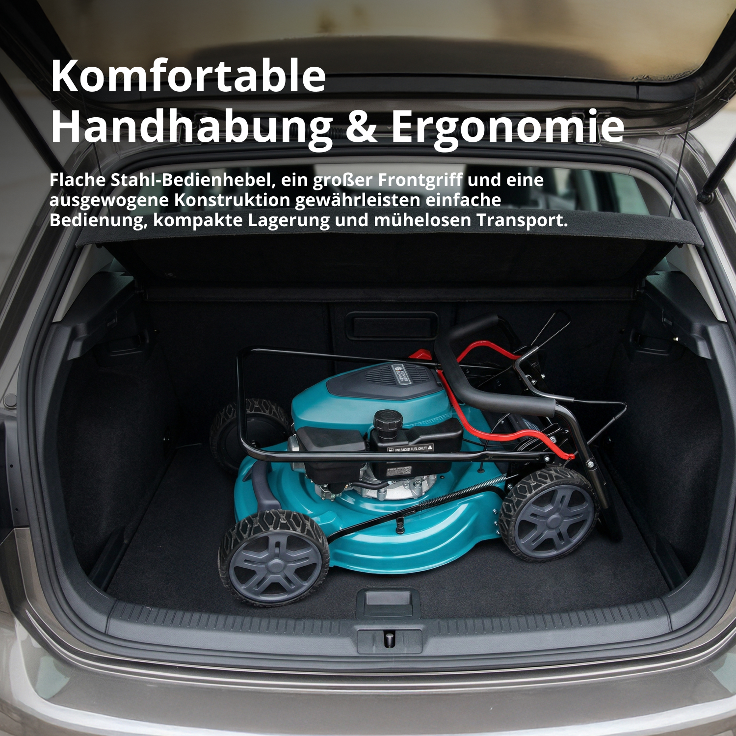 Ein türkisfarbener Rasenmäher liegt im Kofferraum eines Autos, mit Text über ergonomische Handhabung.
