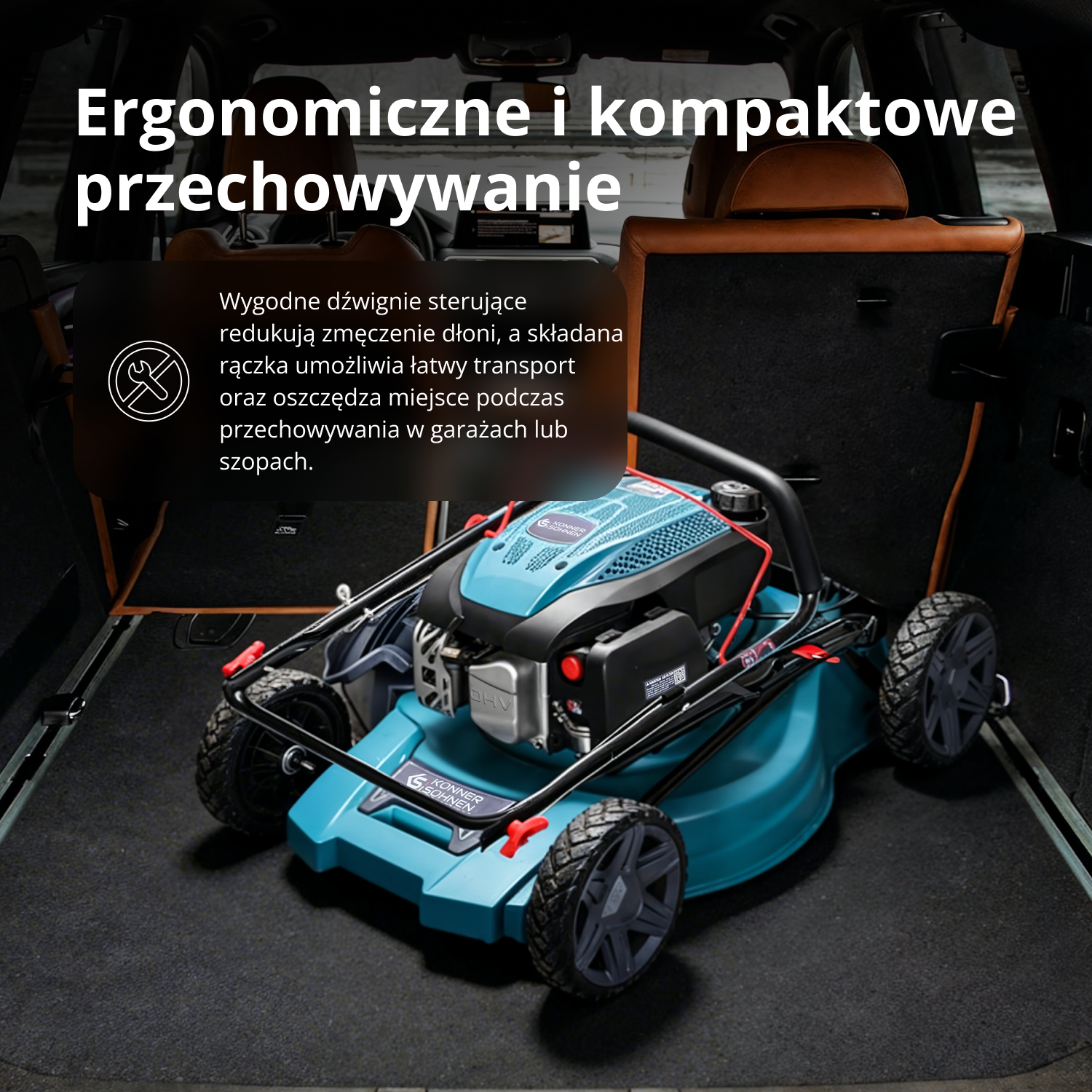 Niebieska kosiarka jest kompaktowo schowana w bagażniku samochodu.