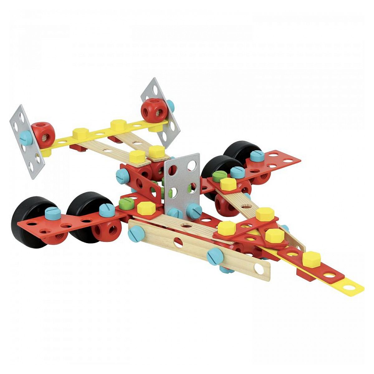 Ein Spielzeugflugzeug aus bunten Holzbauteilen, Schrauben, Rädern und Metallplatten vor weißem Hintergrund.