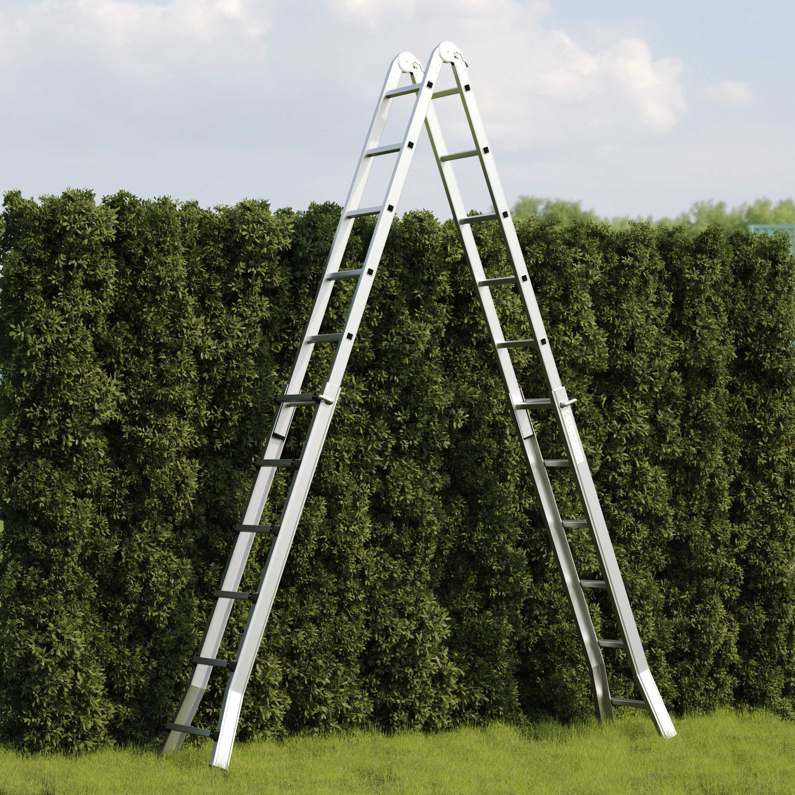 Eine silberne A-Leiter steht auf dem Rasen vor einer dichten grünen Hecke unter einem blauen Himmel mit leichten Wolken.