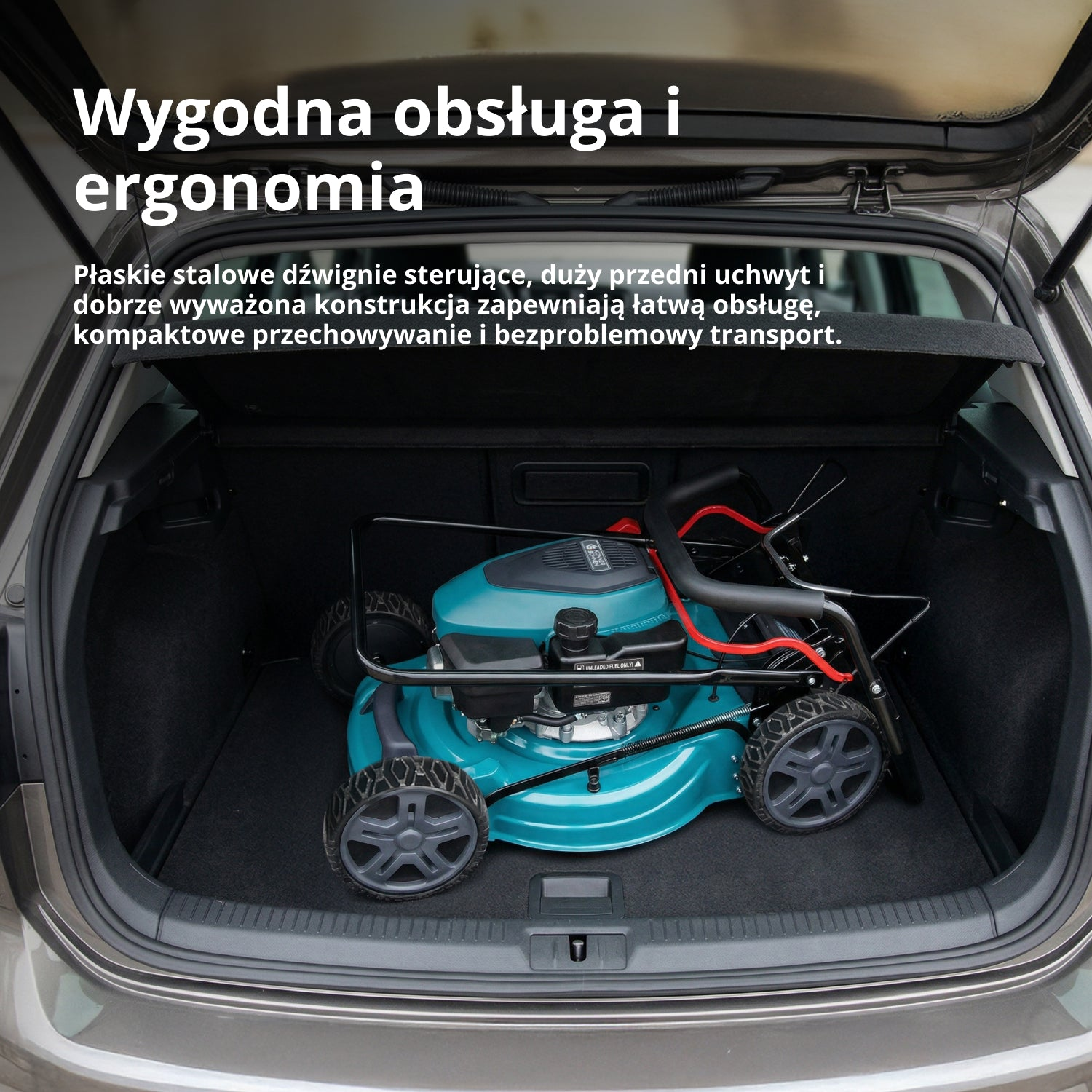 Niebieska kosiarka ze składaną rączką jest zapakowana w bagażniku samochodu.