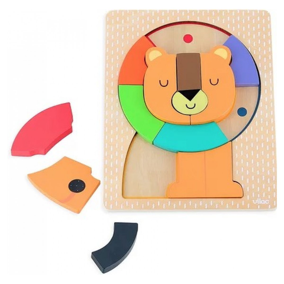 Ein hölzernes Löwenpuzzle mit bunten Teilen auf weißem Hintergrund.