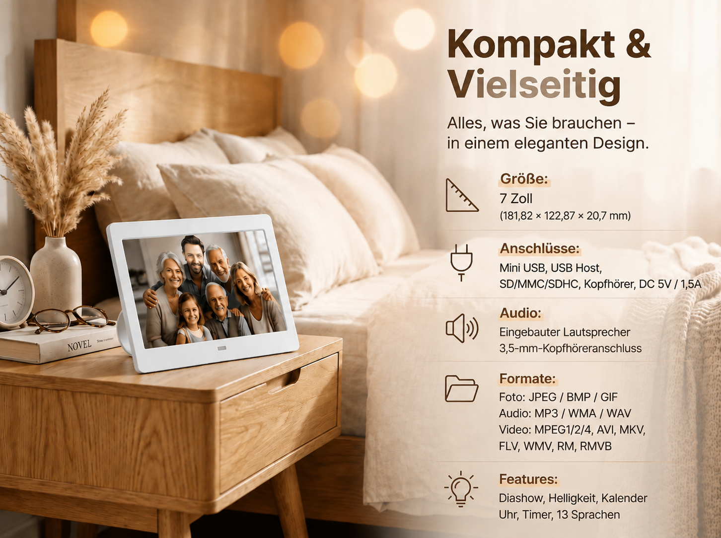 Ein digitaler Bilderrahmen auf einem Nachttisch im Schlafzimmer mit einem Familienfoto neben technischen Daten.