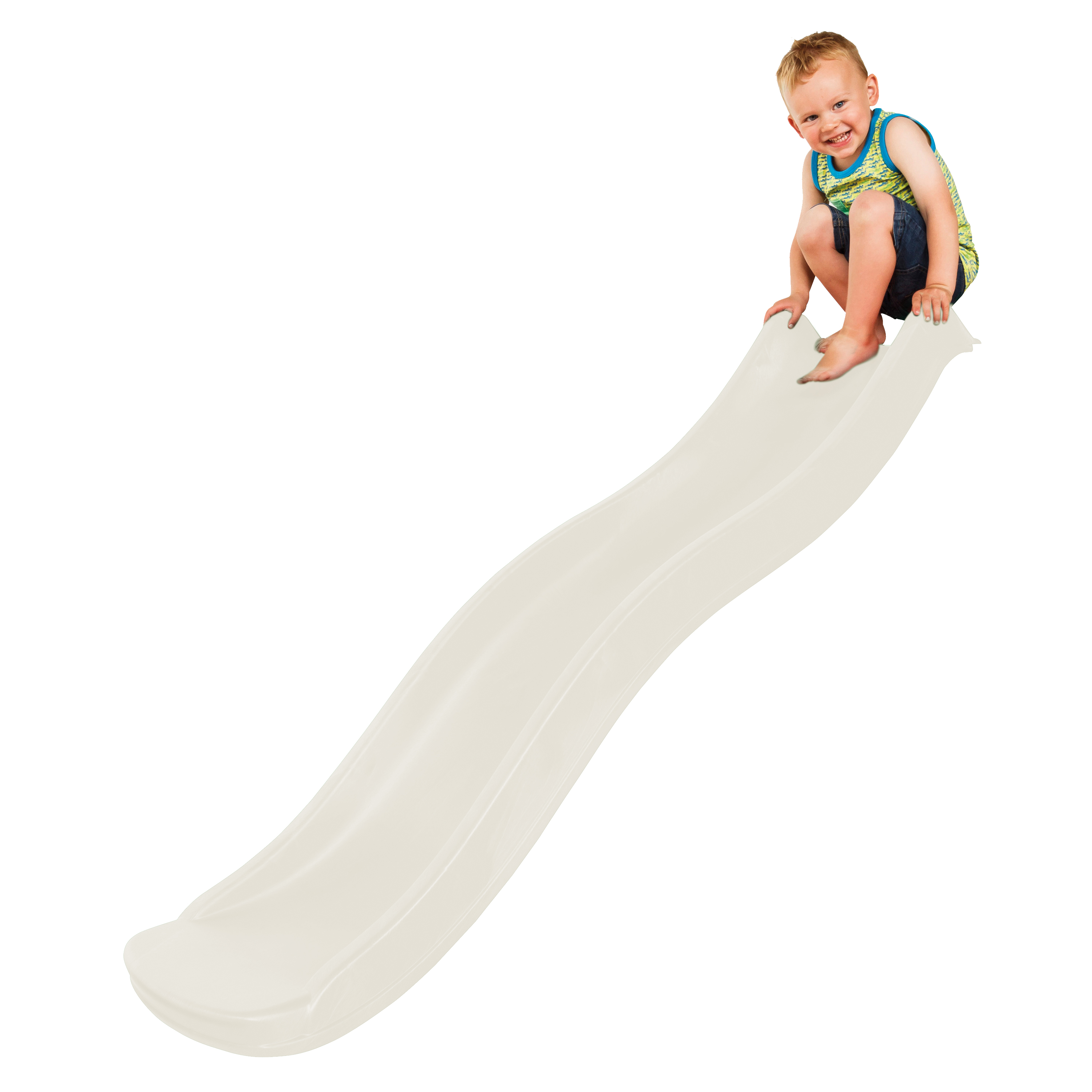 Ein glücklicher Junge sitzt lächelnd ganz oben auf einer weißen Rutsche.