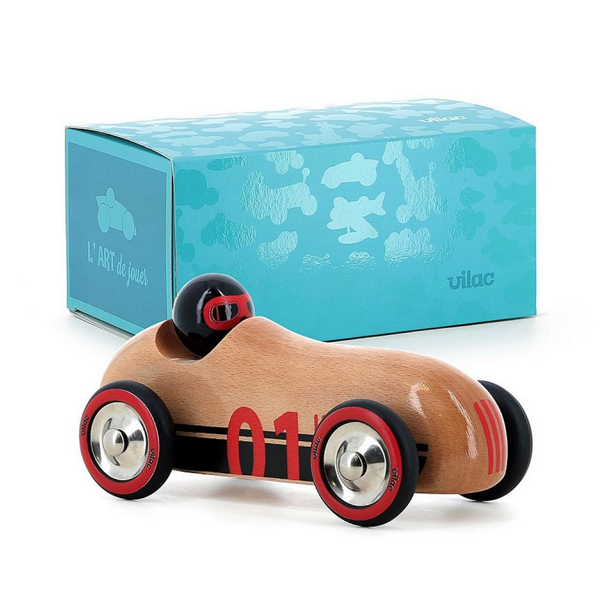 Ein hölzernes Spielzeugauto mit roter und schwarzer Lackierung sowie der Nummer 01, vor einer türkisfarbenen Schachtel.