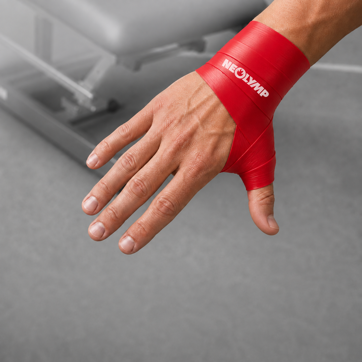 Eine Hand mit einer roten Neolymping-Bandage am Handgelenk.