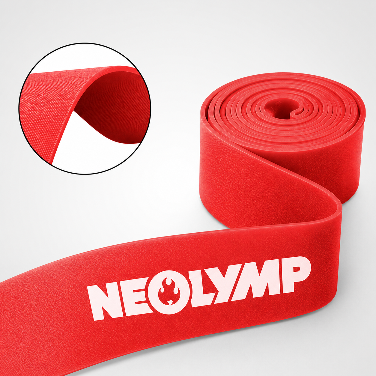 Eine rote Fitnessband-Rolle mit weißem Neolympm-Logo auf weißem Grund und einer Nahaufnahme der Textur.