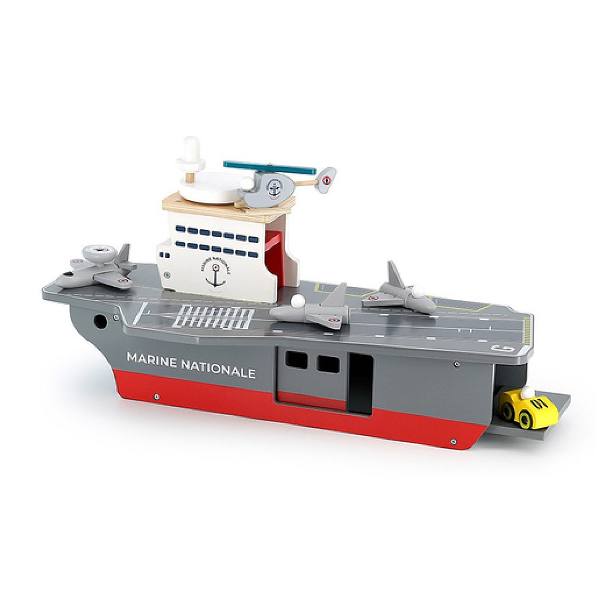 Ein hölzernes Spielzeug-Flugzeugschiff mit grau-roten Seiten, Hubschrauber, drei kleinen Flugzeugen und einem gelben Auto.