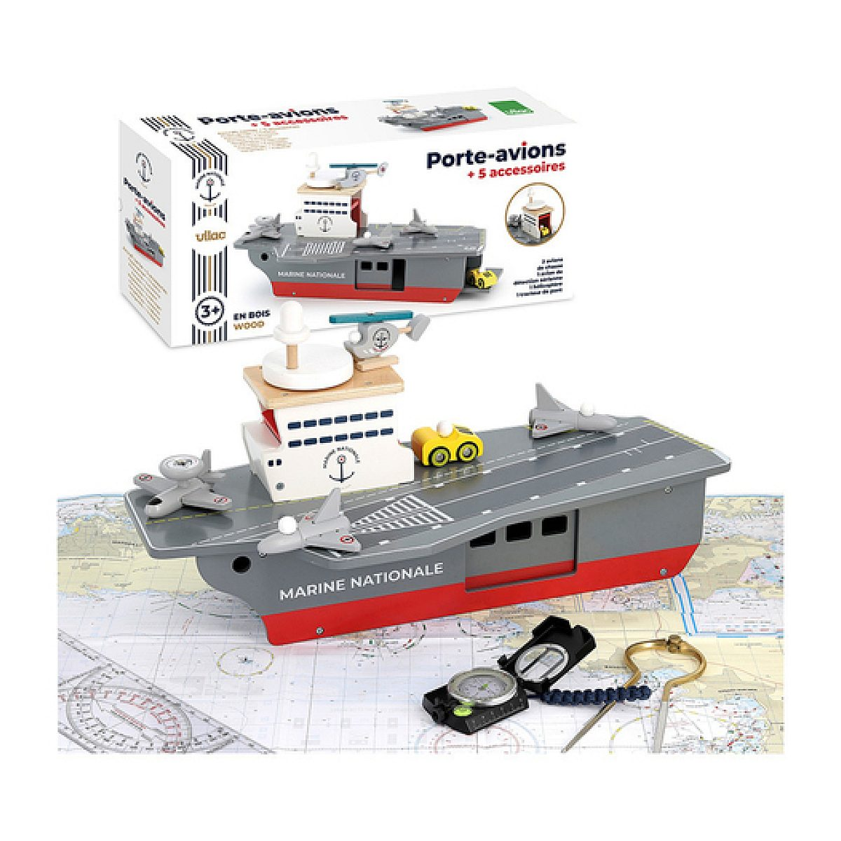Ein hölzernes Marineschiff-Spielzeug mit Flugzeugen, Autos und Zubehör vor seiner Verpackung und einer Landkarte.