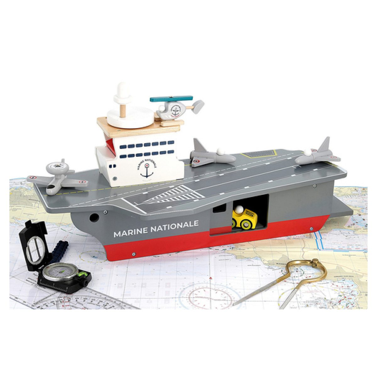 Ein graues und rotes Spielzeug-Flugzeugträgerschiff mit Flugzeugen und einem Kompass auf einer Karte.