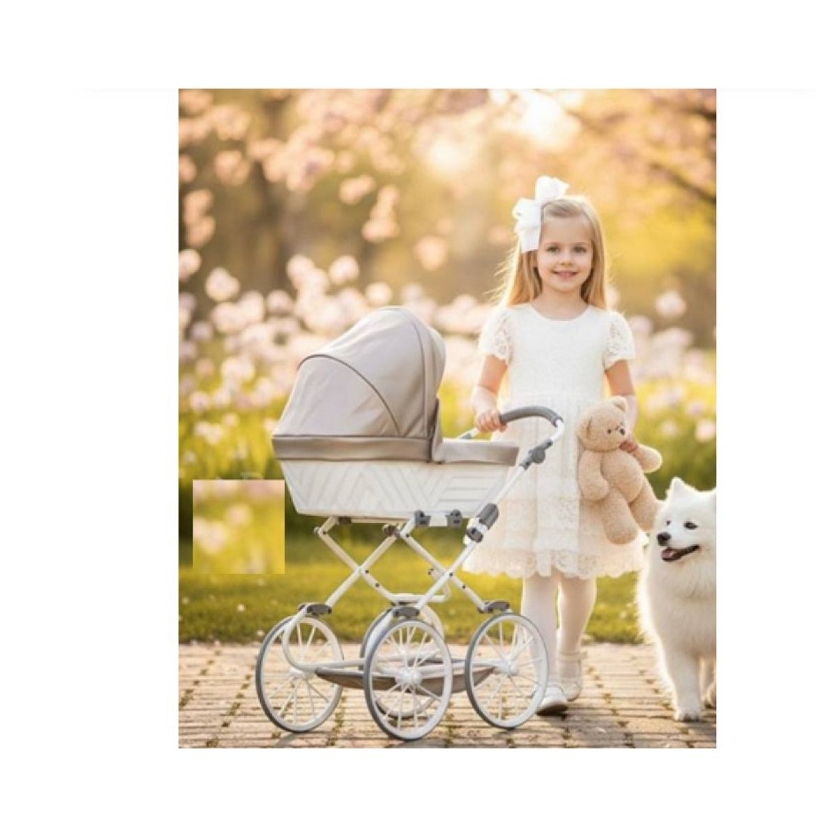 Ein junges Mädchen im weißen Kleid schiebt einen Kinderwagen, hält einen Teddybär und einen Hund.