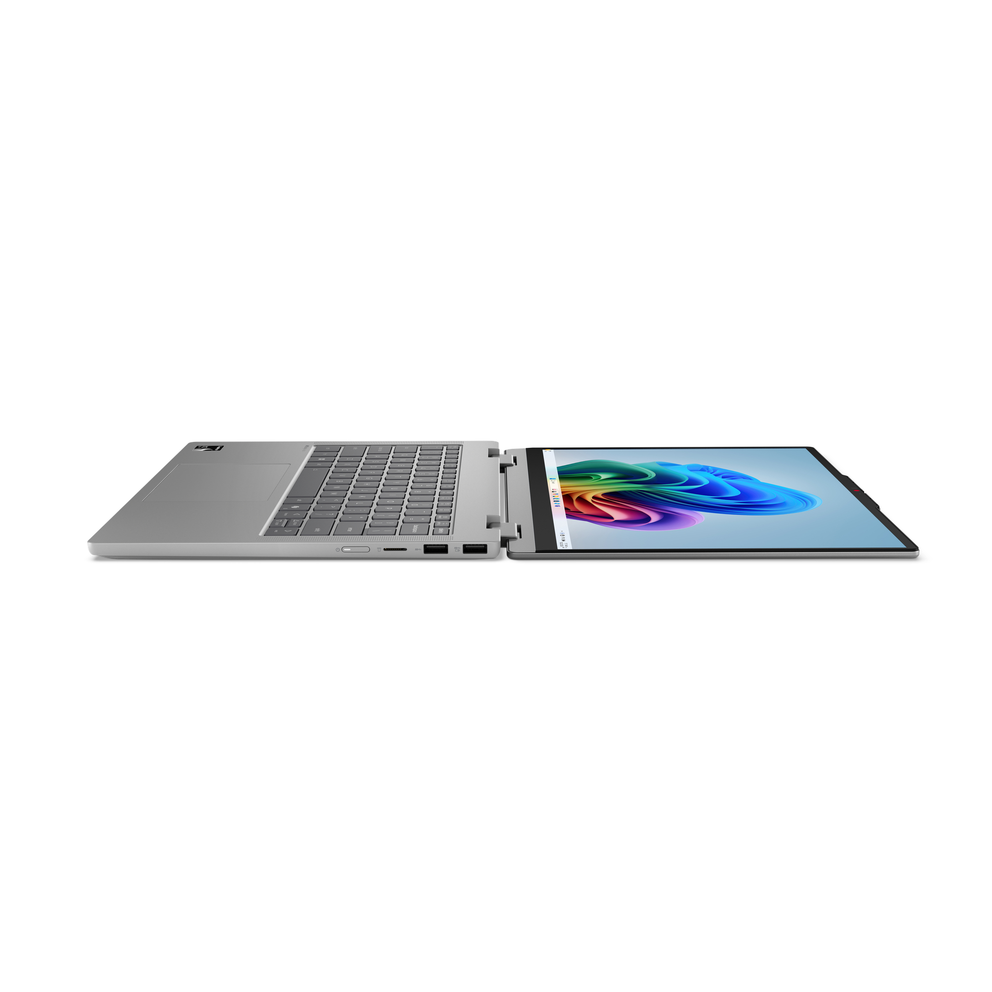 Ein silberner Laptop öffnet sich flach um 180 Grad vor weißem Hintergrund.