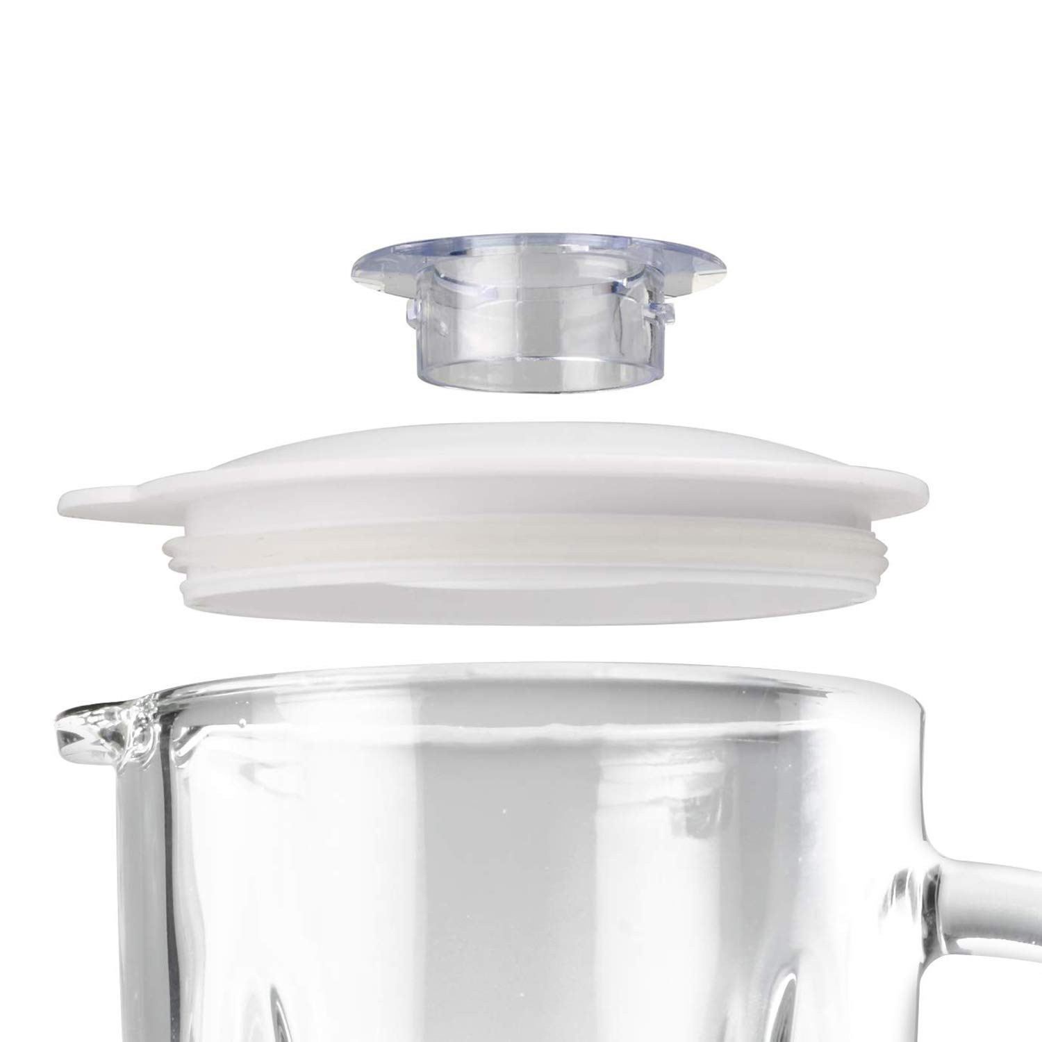 Un bicchiere per frullatore in vetro con coperchio bianco e inserto trasparente rimovibile su sfondo bianco.