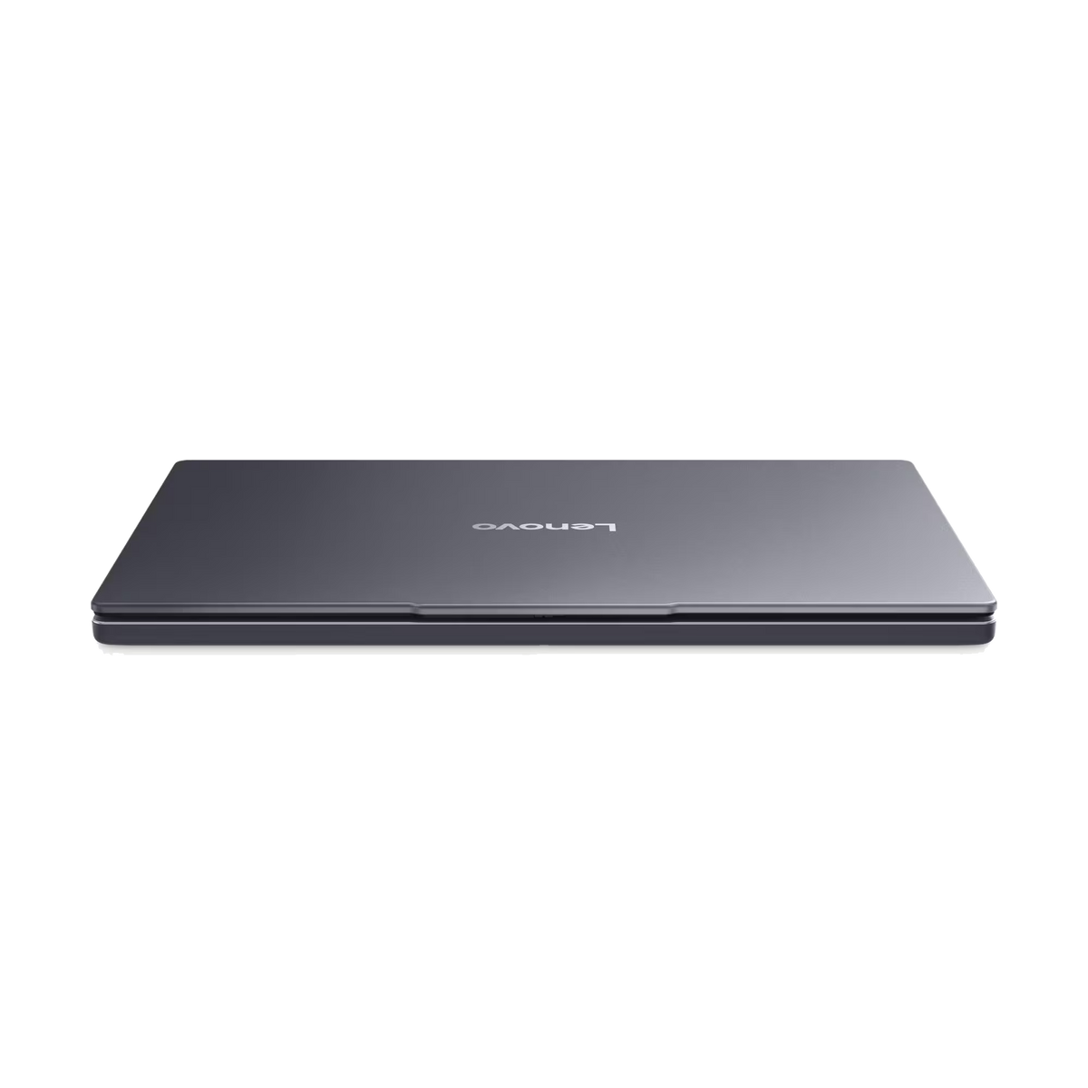 Un ordenador portátil Lenovo gris cerrado sobre fondo negro, visto de frente.