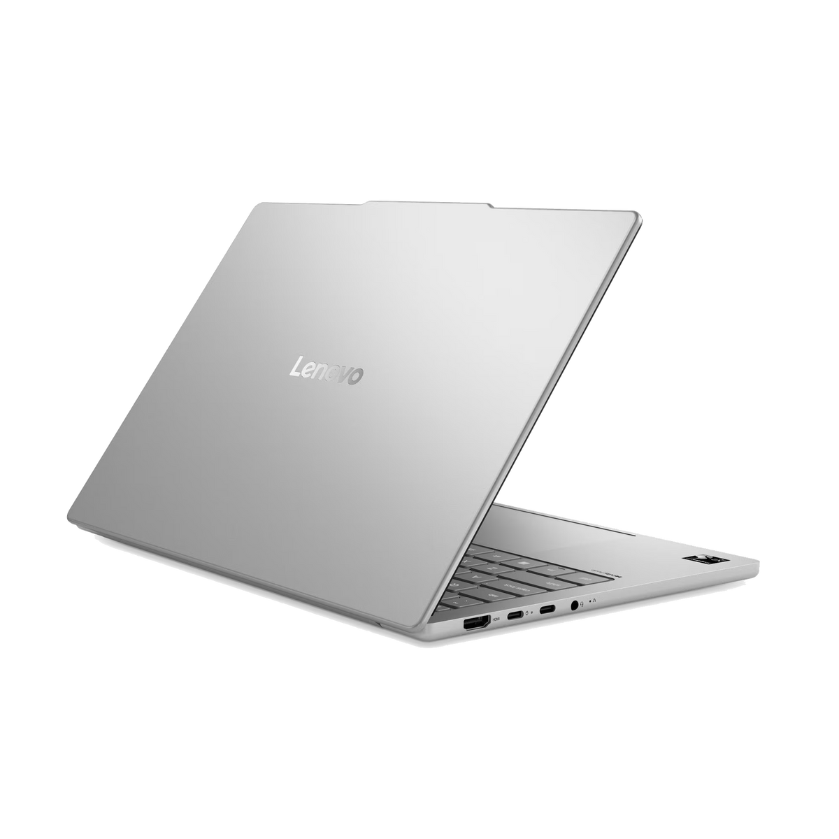Un ordenador portátil Lenovo plateado ligeramente abierto sobre fondo negro.