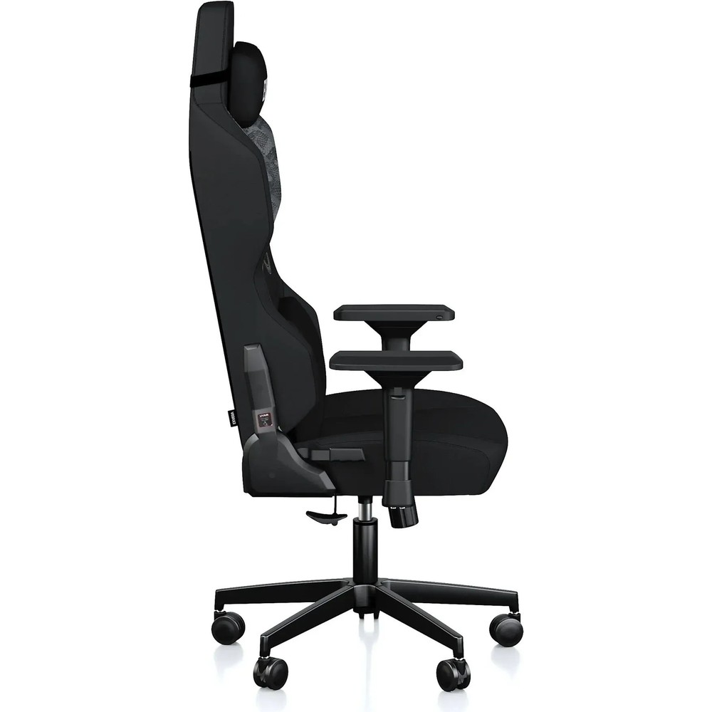 Ayarlanabilir kolluklu ve yüksek sırtlıklı, siyah ergonomik oyuncu koltuğu, profil görünümü.