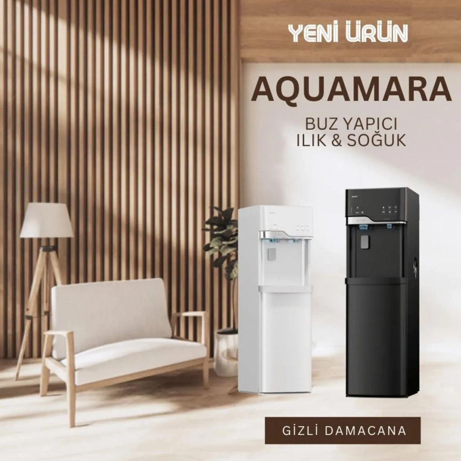 Ahşap panel duvarlı ve koltuklu modern bir oturma odasında beyaz ve siyah su sebili.
