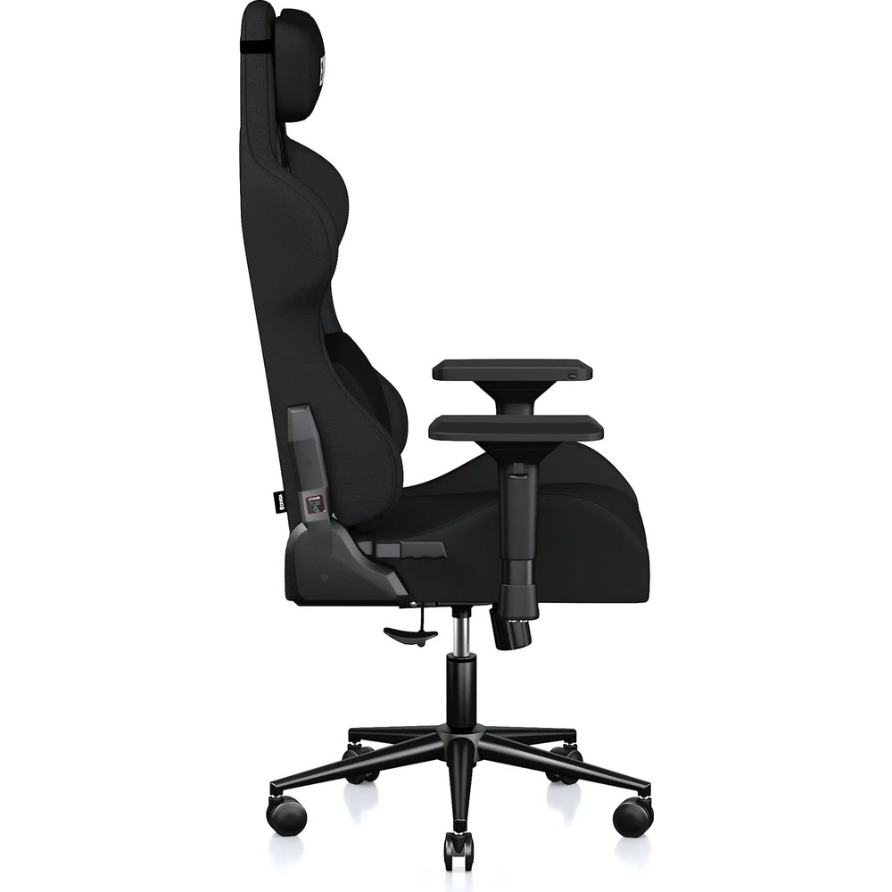 Ayarlanabilir kolçaklı ve tekerlekli siyah, ergonomik oyuncu koltuğunun yandan görünümü.